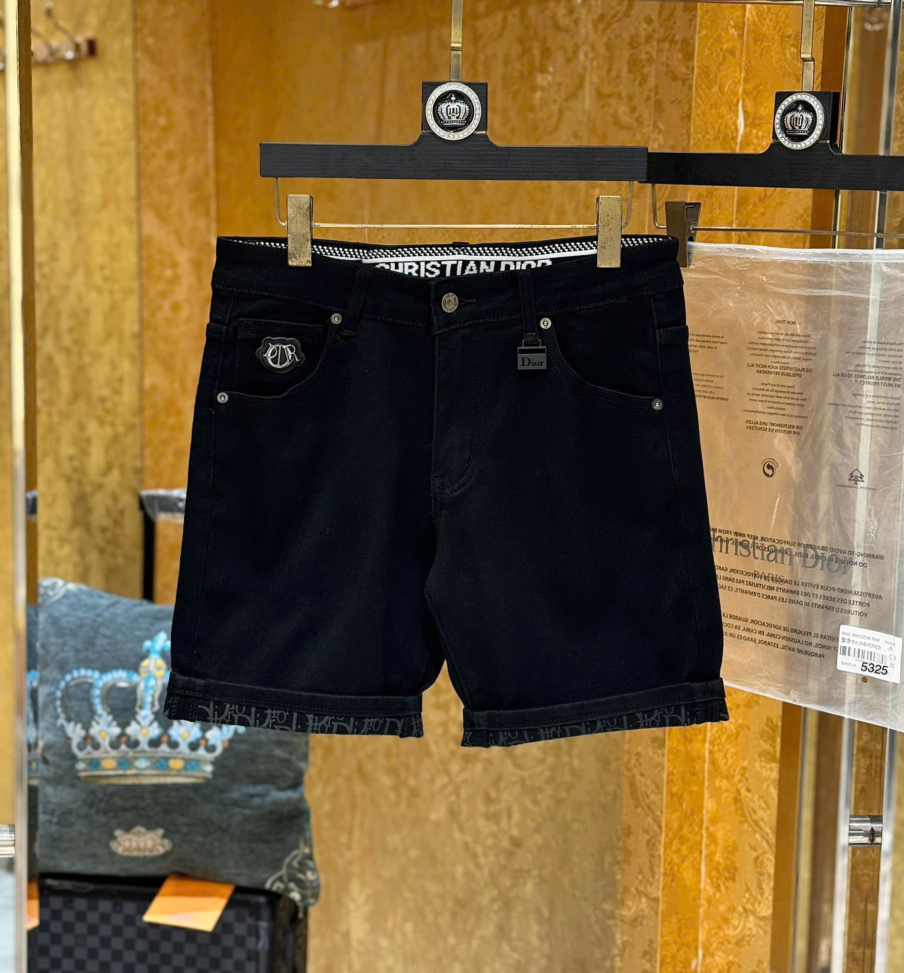 Quần short jean Dior CD Đen họa tiết túi sau Like Auth 1-1 on web CD
