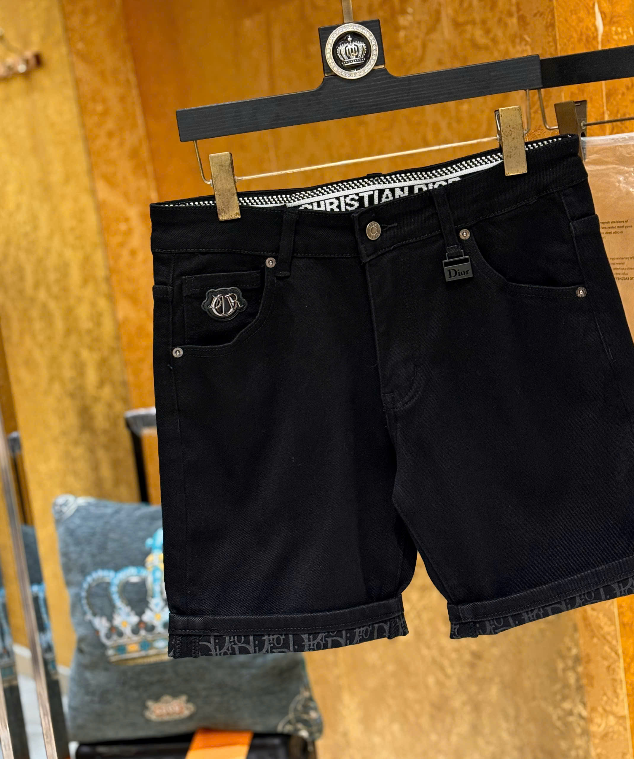 Quần short jean Dior CD Đen họa tiết túi sau Like Auth 1-1 on web CD