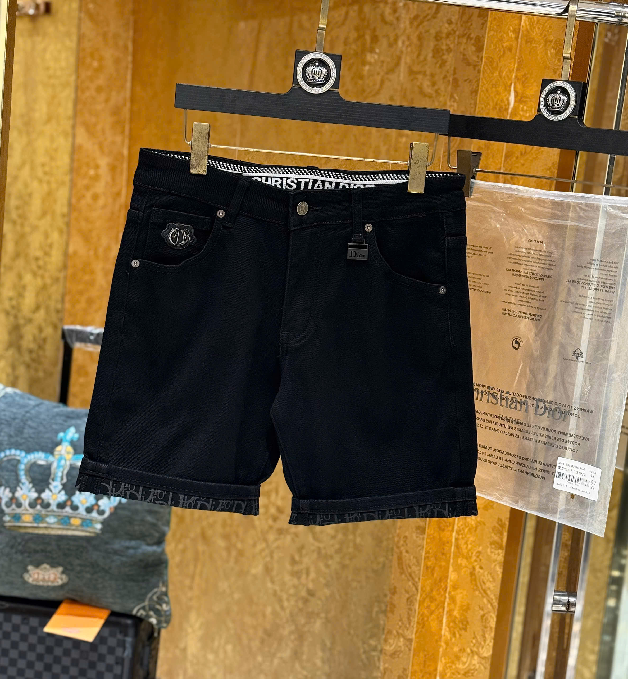 Quần short jean Dior CD Đen họa tiết túi sau Like Auth 1-1 on web CD