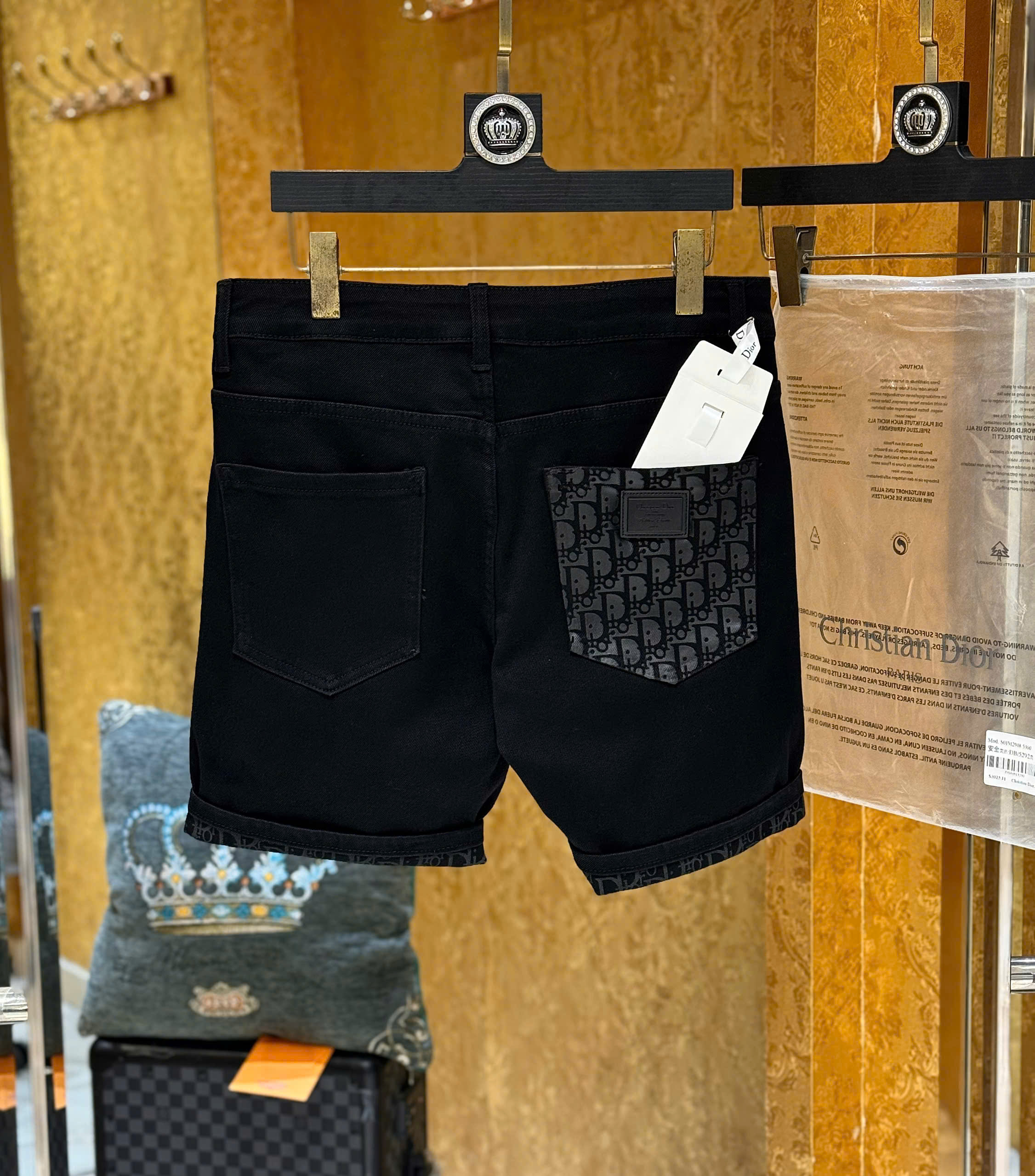 Quần short jean Dior CD Đen họa tiết túi sau Like Auth 1-1 on web CD