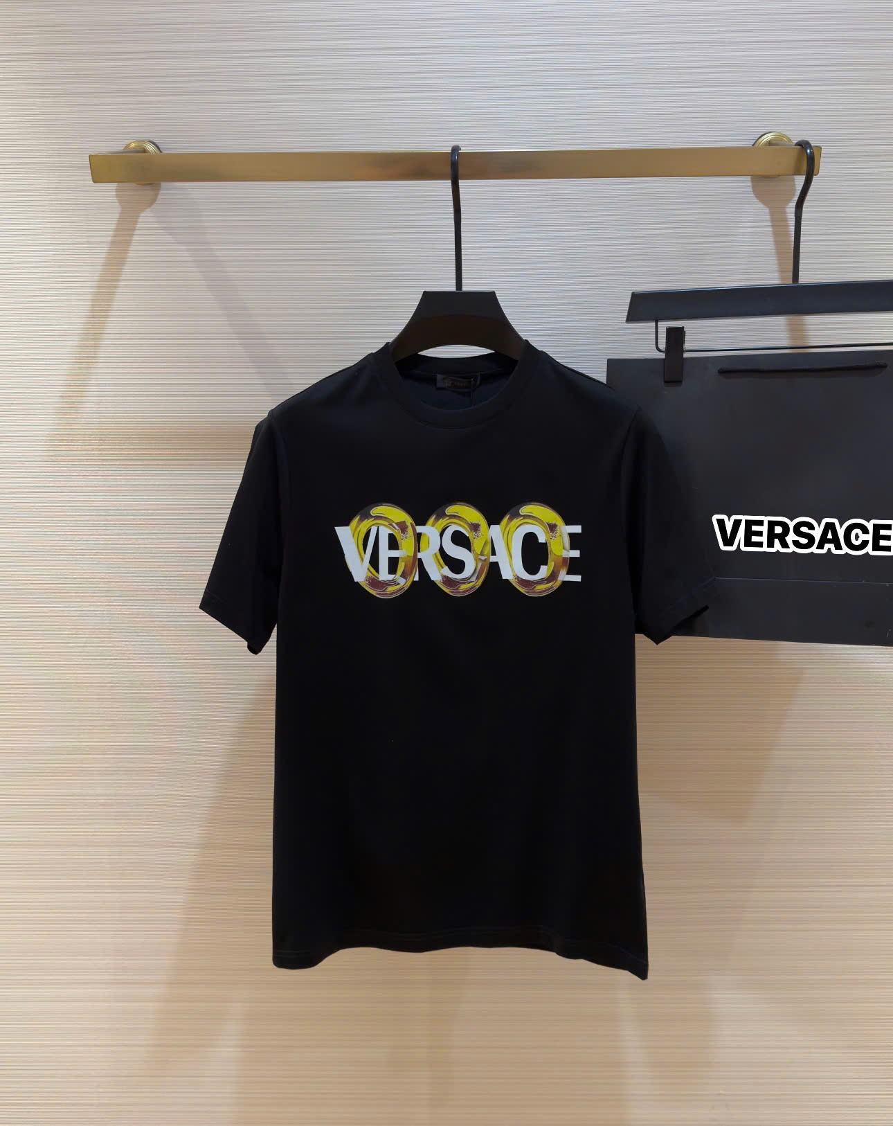 Áo phông T-shirt Versace VS logo chữ lồng vòng tròn Vàng ngực Like Auth on web DDT