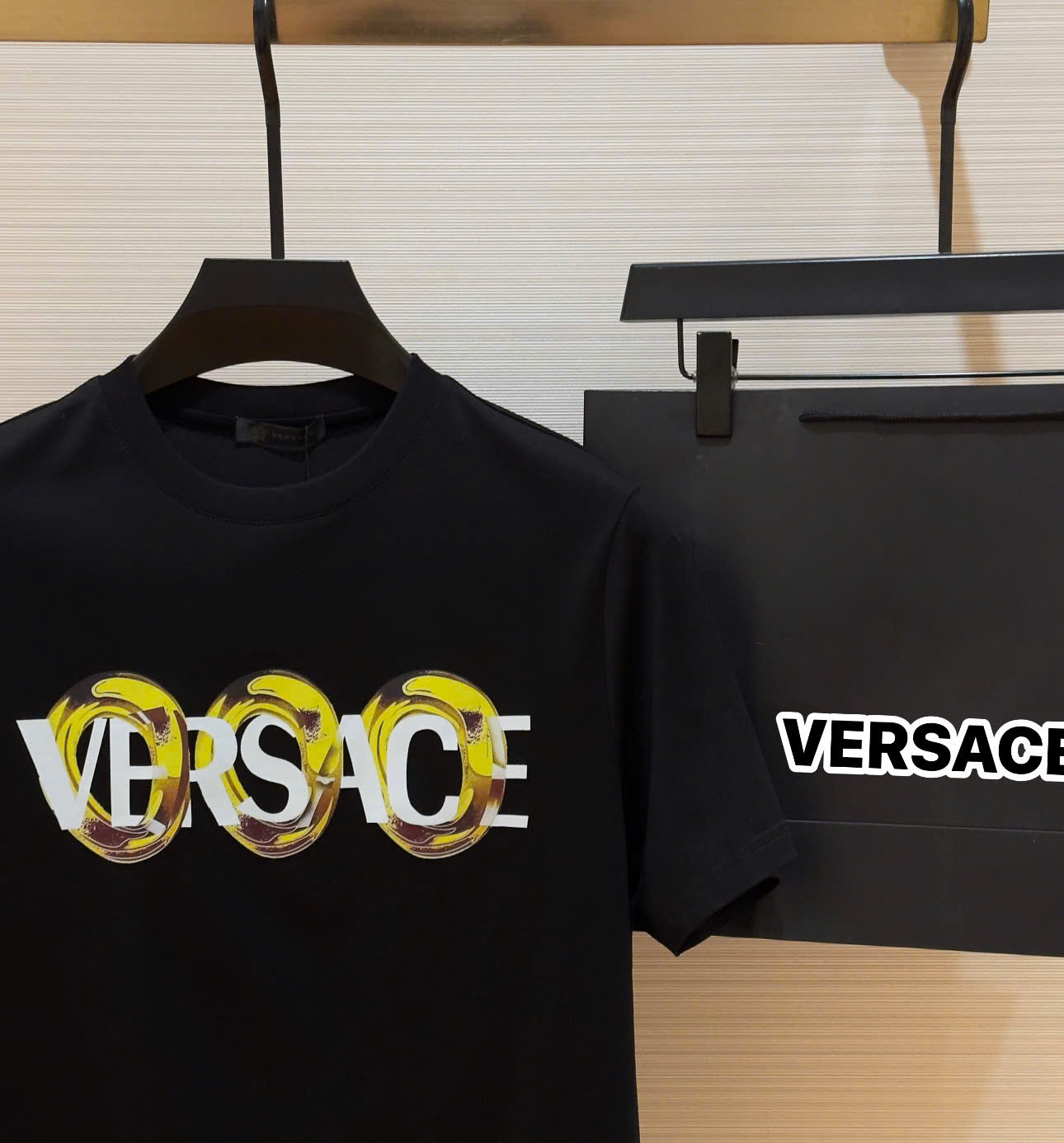 Áo phông T-shirt Versace VS logo chữ lồng vòng tròn Vàng ngực Like Auth on web DDT