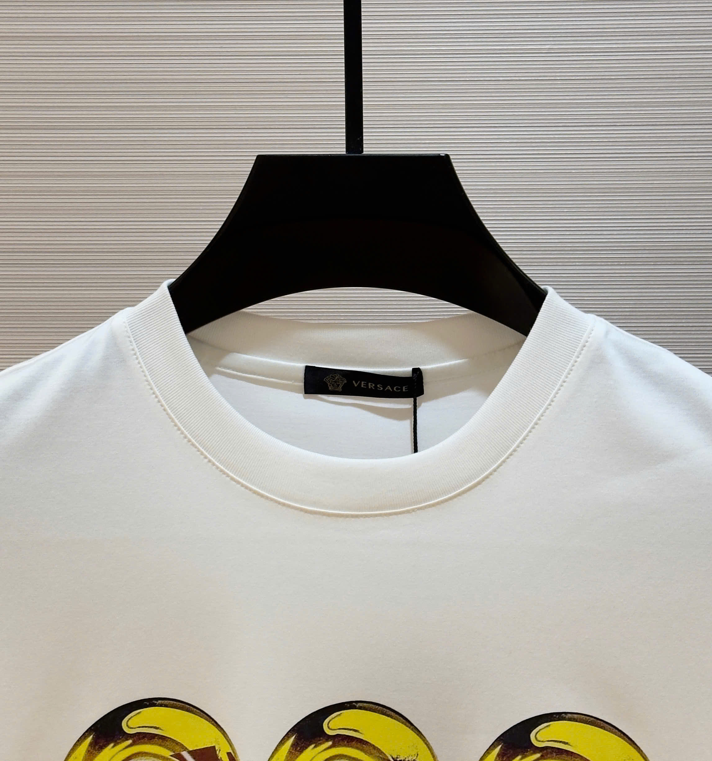 Áo phông T-shirt Versace VS logo chữ lồng vòng tròn Vàng ngực Like Auth on web DDT