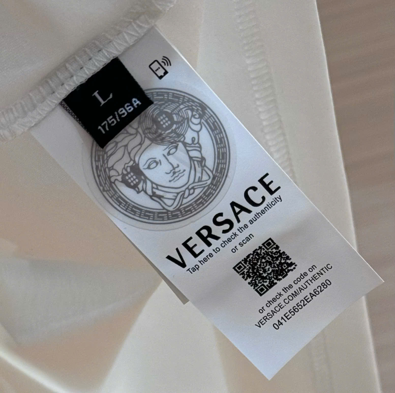 Áo phông T-shirt Versace VS logo chữ lồng vòng tròn Vàng ngực Like Auth on web DDT