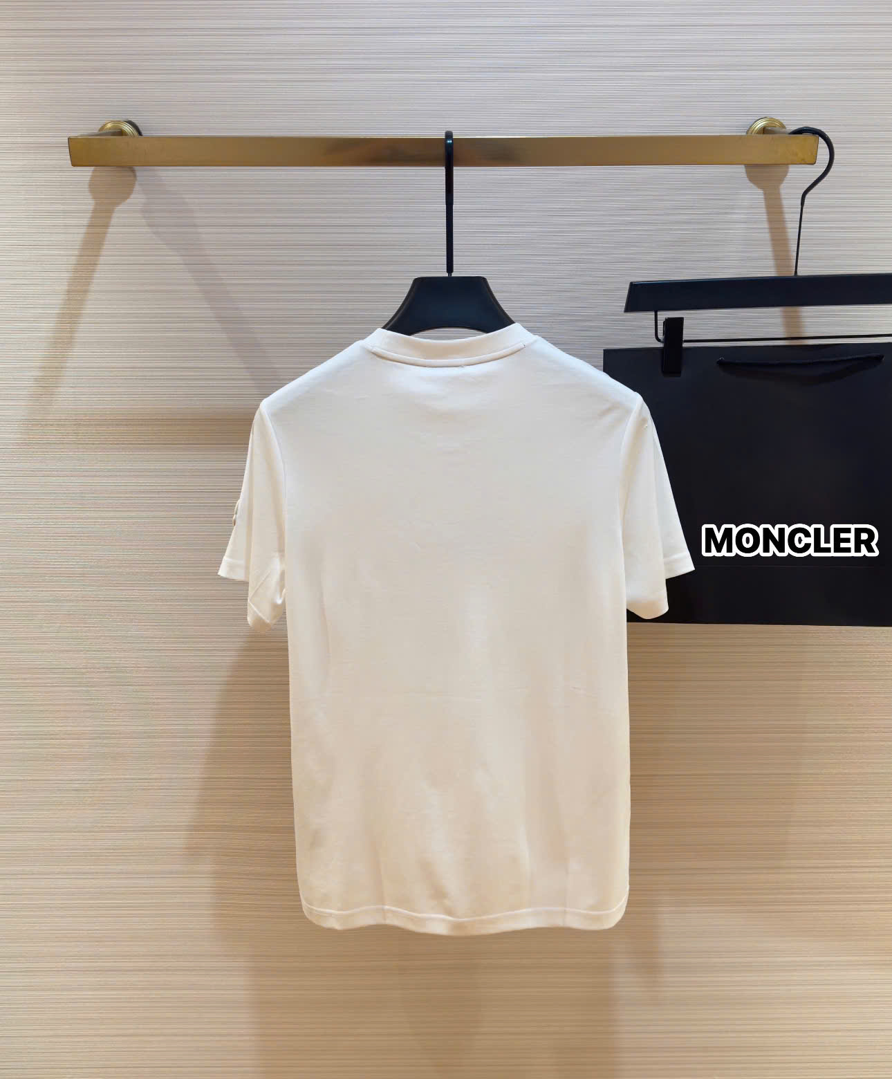 Áo phông T-shirt Moncler M logo chữ thêu nổi ngực Like Auth on web DDT