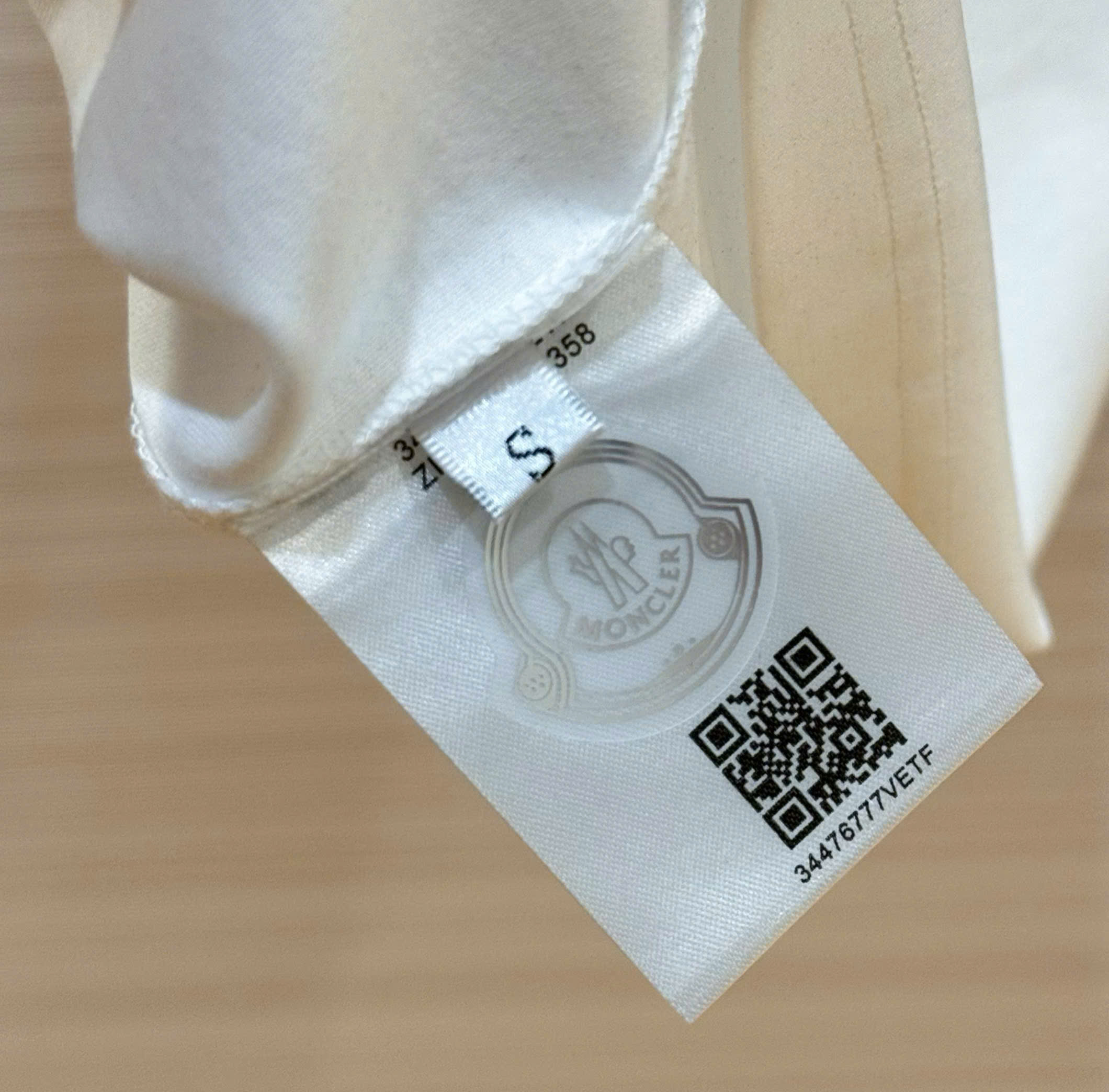 Áo phông T-shirt Moncler M logo chữ thêu nổi ngực Like Auth on web DDT