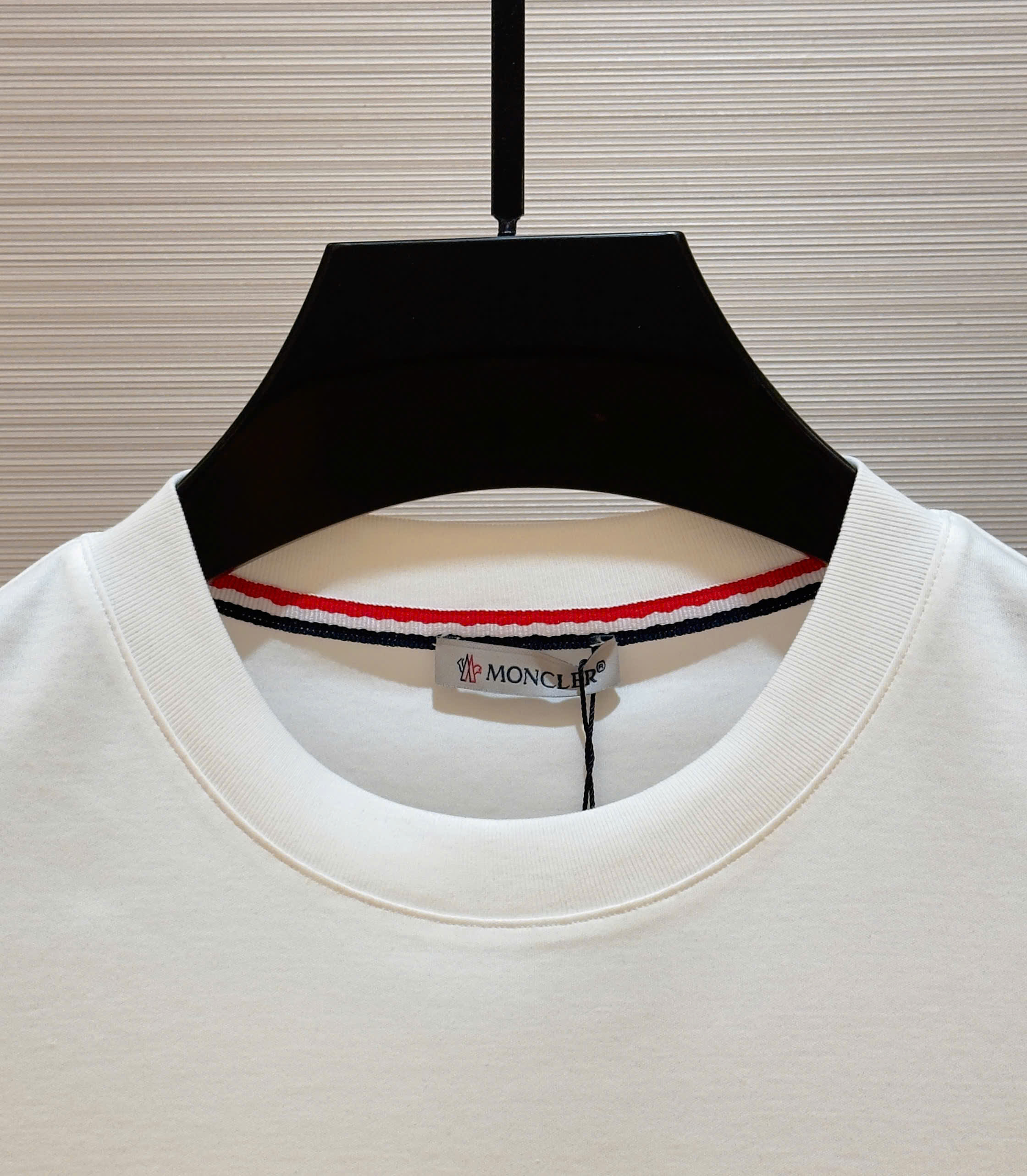 Áo phông T-shirt Moncler M logo chữ thêu nổi ngực Like Auth on web DDT