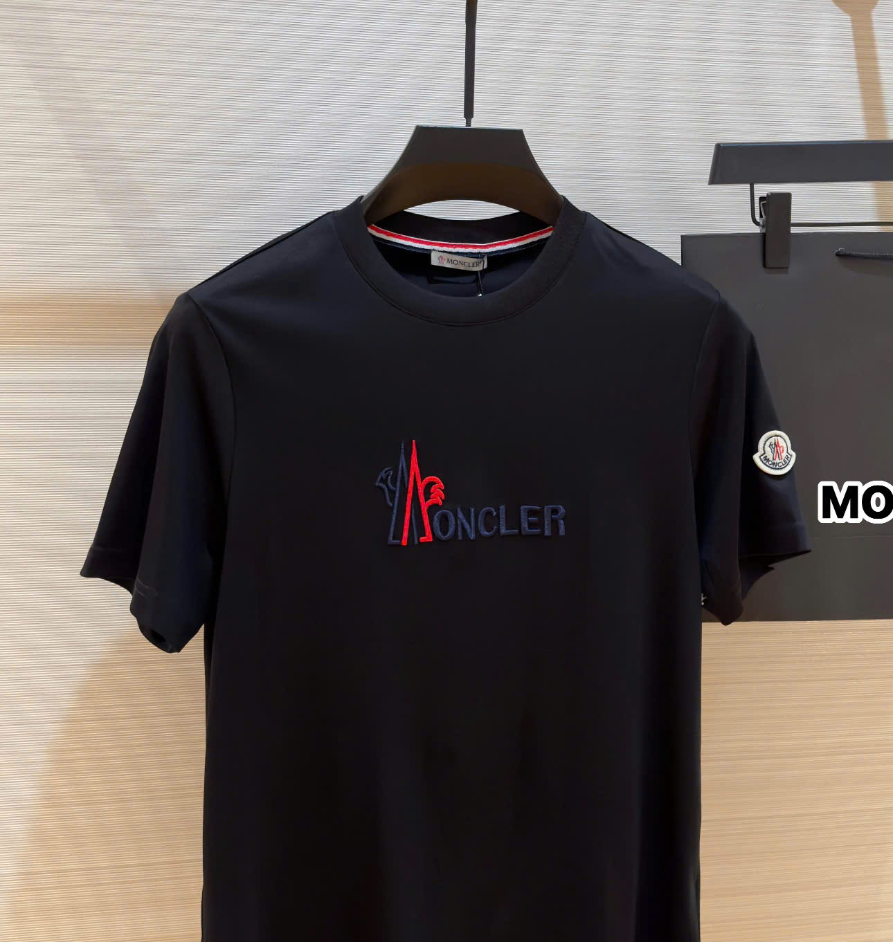 Áo phông T-shirt Moncler M logo chữ thêu nổi ngực Like Auth on web DDT
