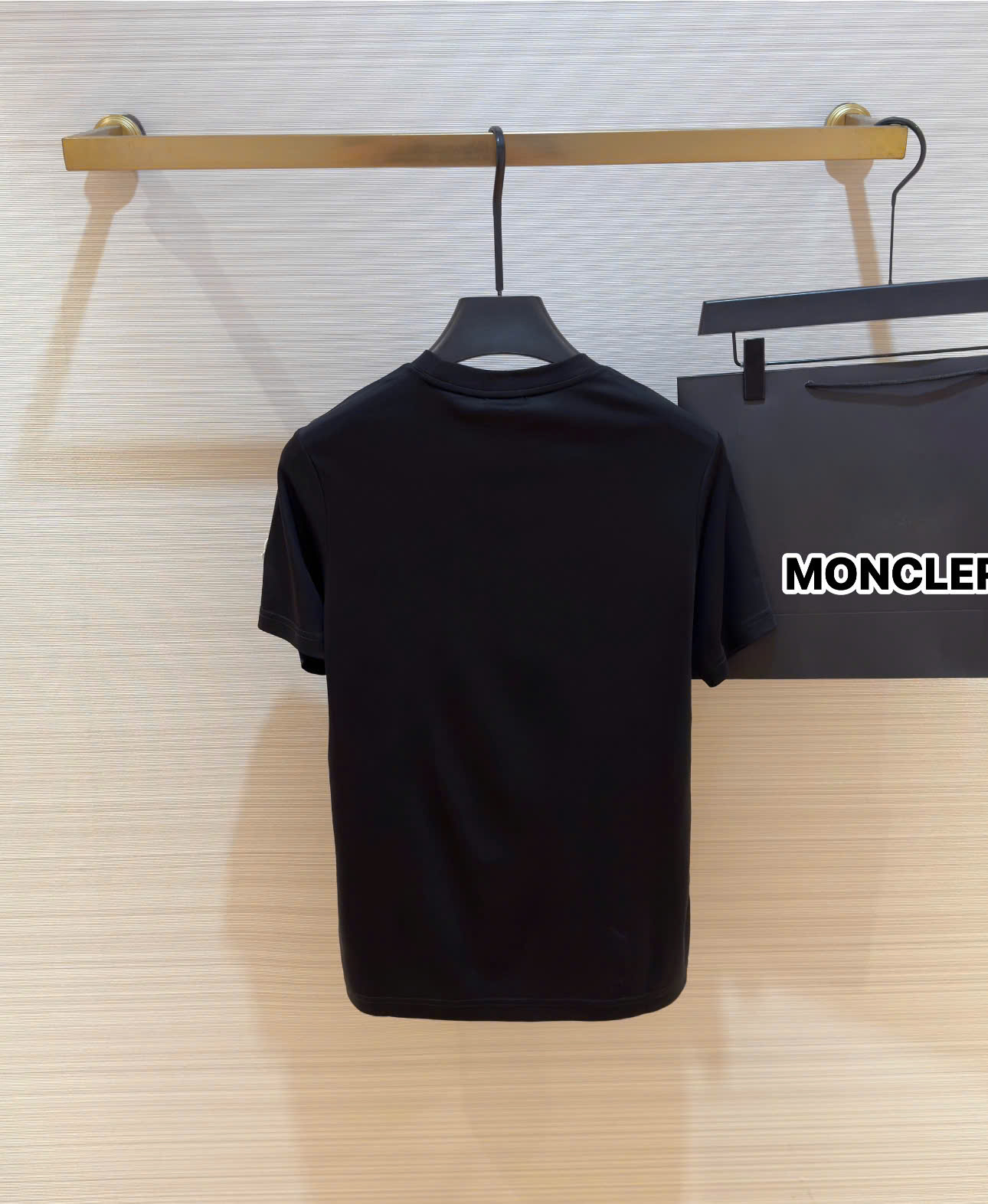 Áo phông T-shirt Moncler M logo chữ thêu nổi ngực Like Auth on web DDT