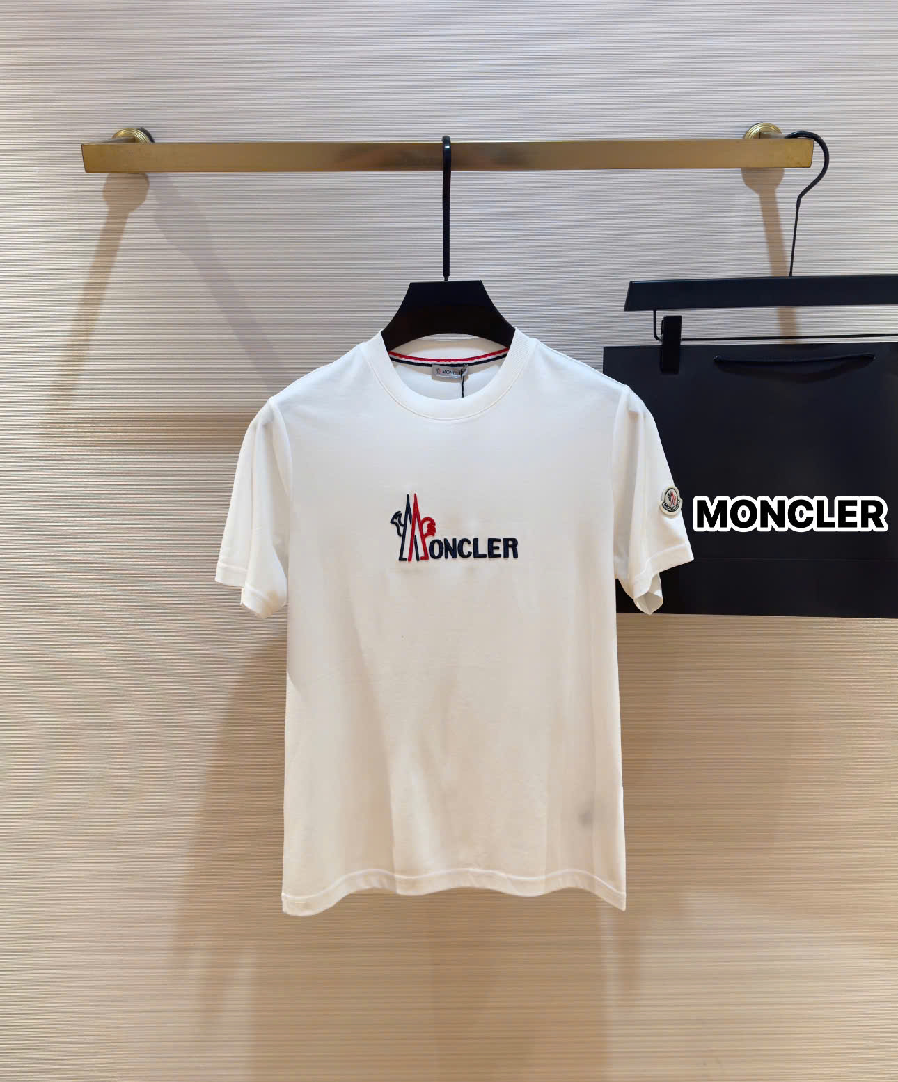 Áo phông T-shirt Moncler M logo chữ thêu nổi ngực Like Auth on web DDT