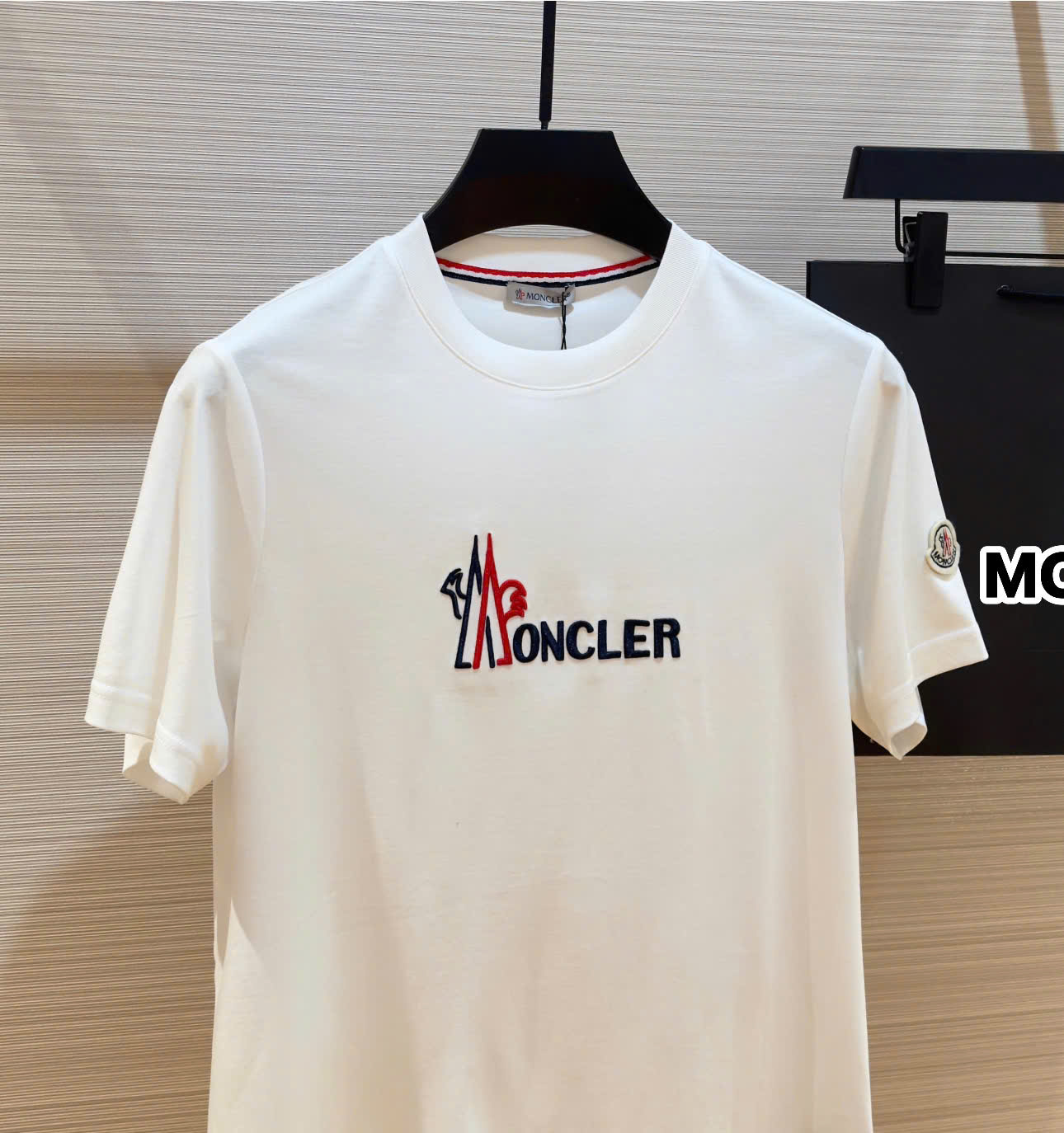 Áo phông T-shirt Moncler M logo chữ thêu nổi ngực Like Auth on web DDT