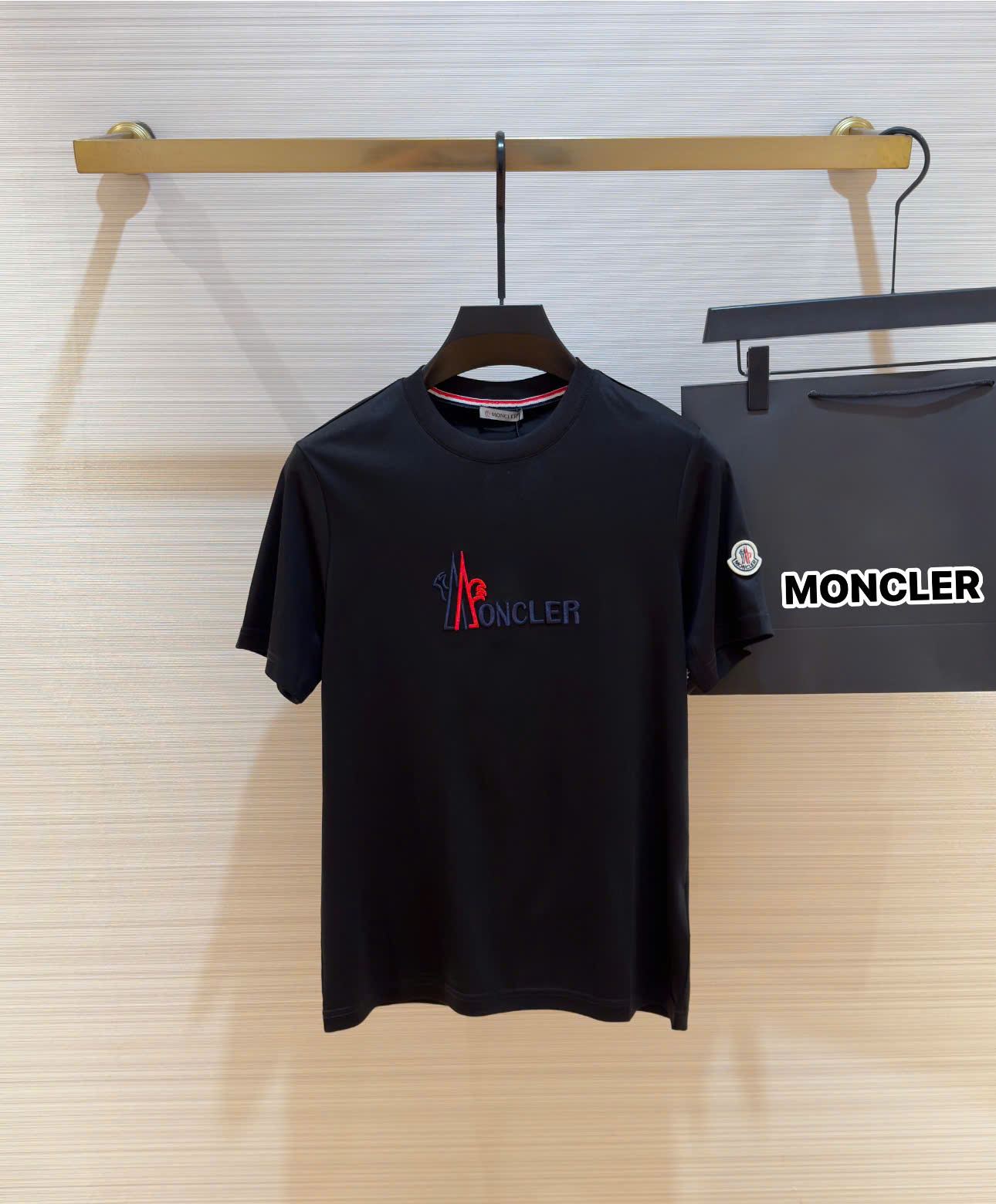 Áo phông T-shirt Moncler M logo chữ thêu nổi ngực Like Auth on web DDT