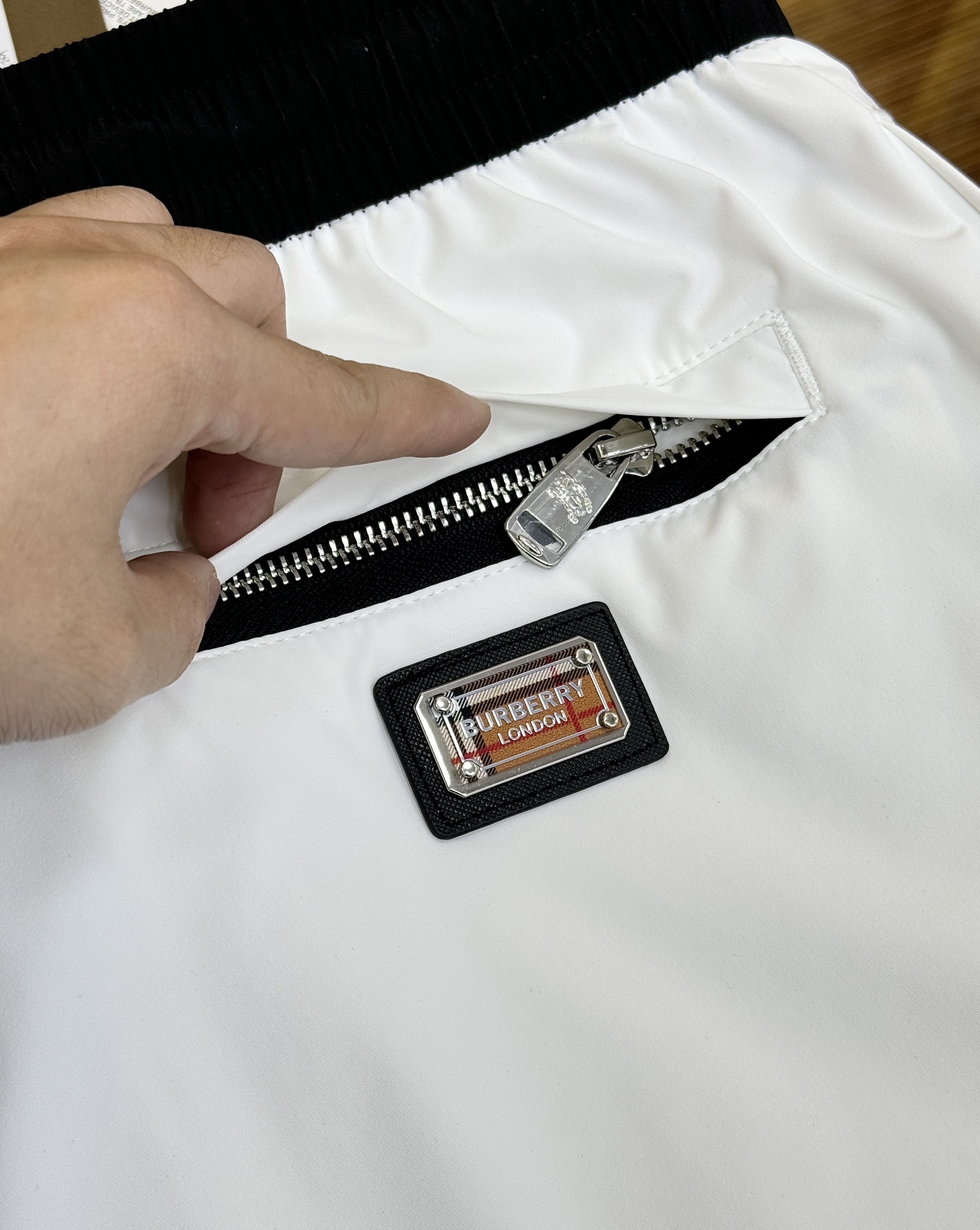 Quần short gió Burberry BBR họa tiết logo TB lính cưỡi ngựa thêu full Like Auth 1-1 on web CD MK