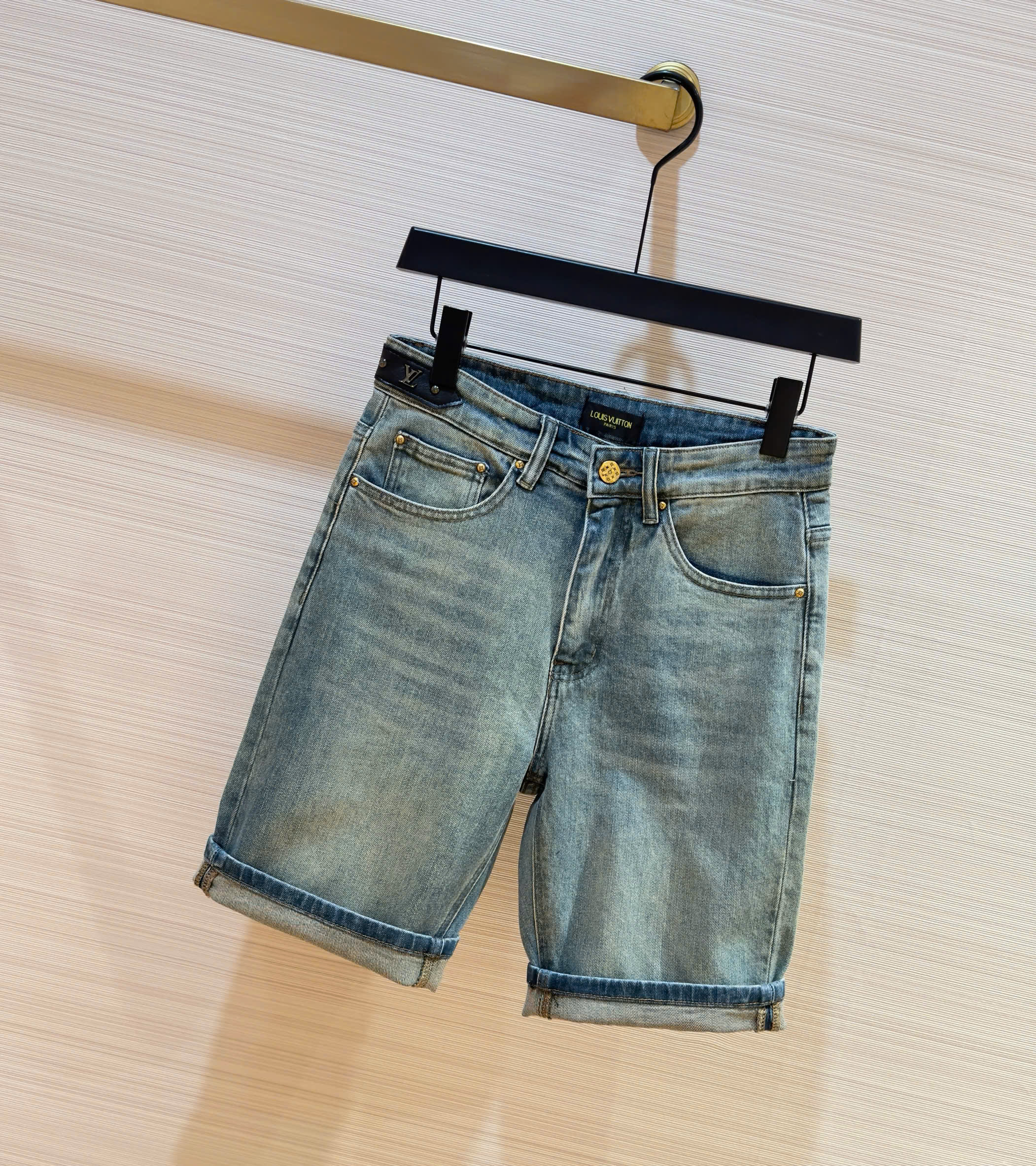 Quần short jean Louis Vuitton LV Xanh họa tiết logo loang Trắng túi sau Like Auth 1-1 on web DDT