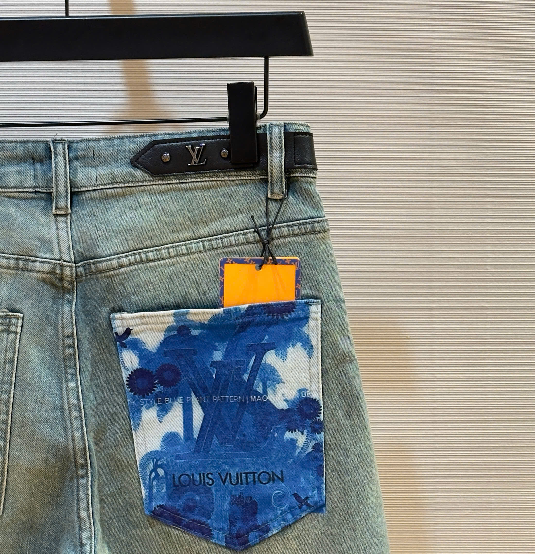 Quần short jean Louis Vuitton LV Xanh họa tiết logo loang Trắng túi sau Like Auth 1-1 on web DDT