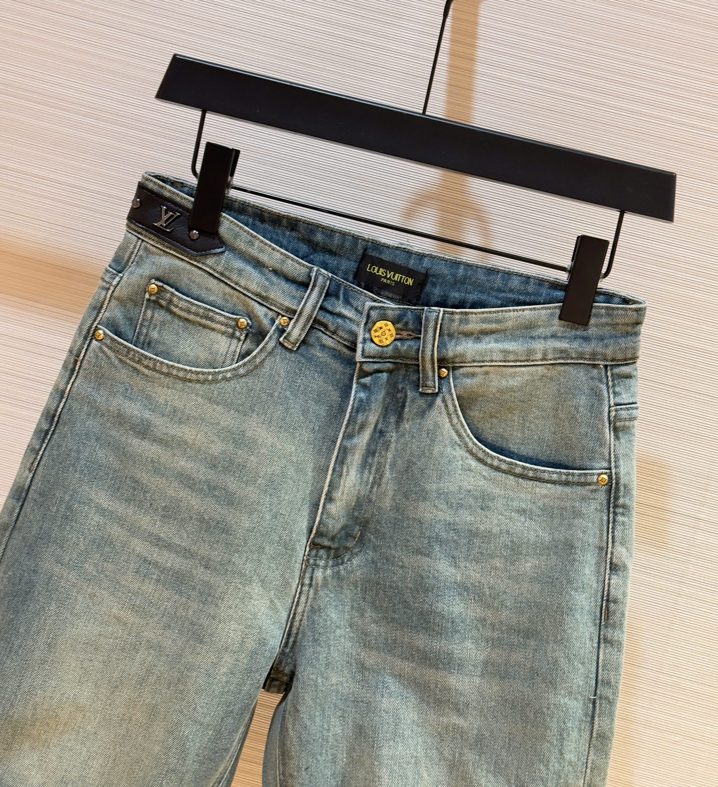 Quần short jean Louis Vuitton LV Xanh họa tiết logo loang Trắng túi sau Like Auth 1-1 on web DDT