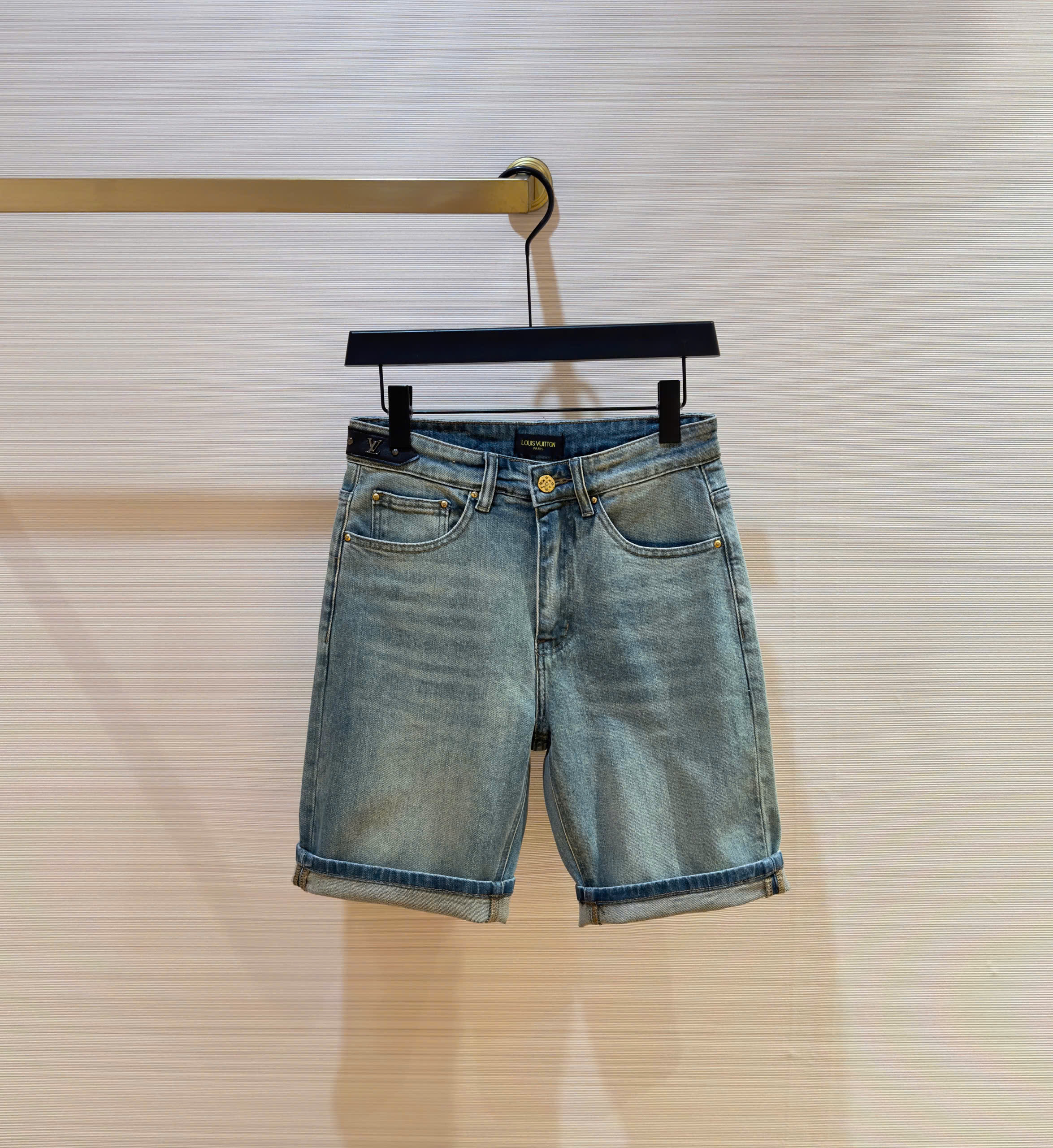 Quần short jean Louis Vuitton LV Xanh họa tiết logo loang Trắng túi sau Like Auth 1-1 on web DDT