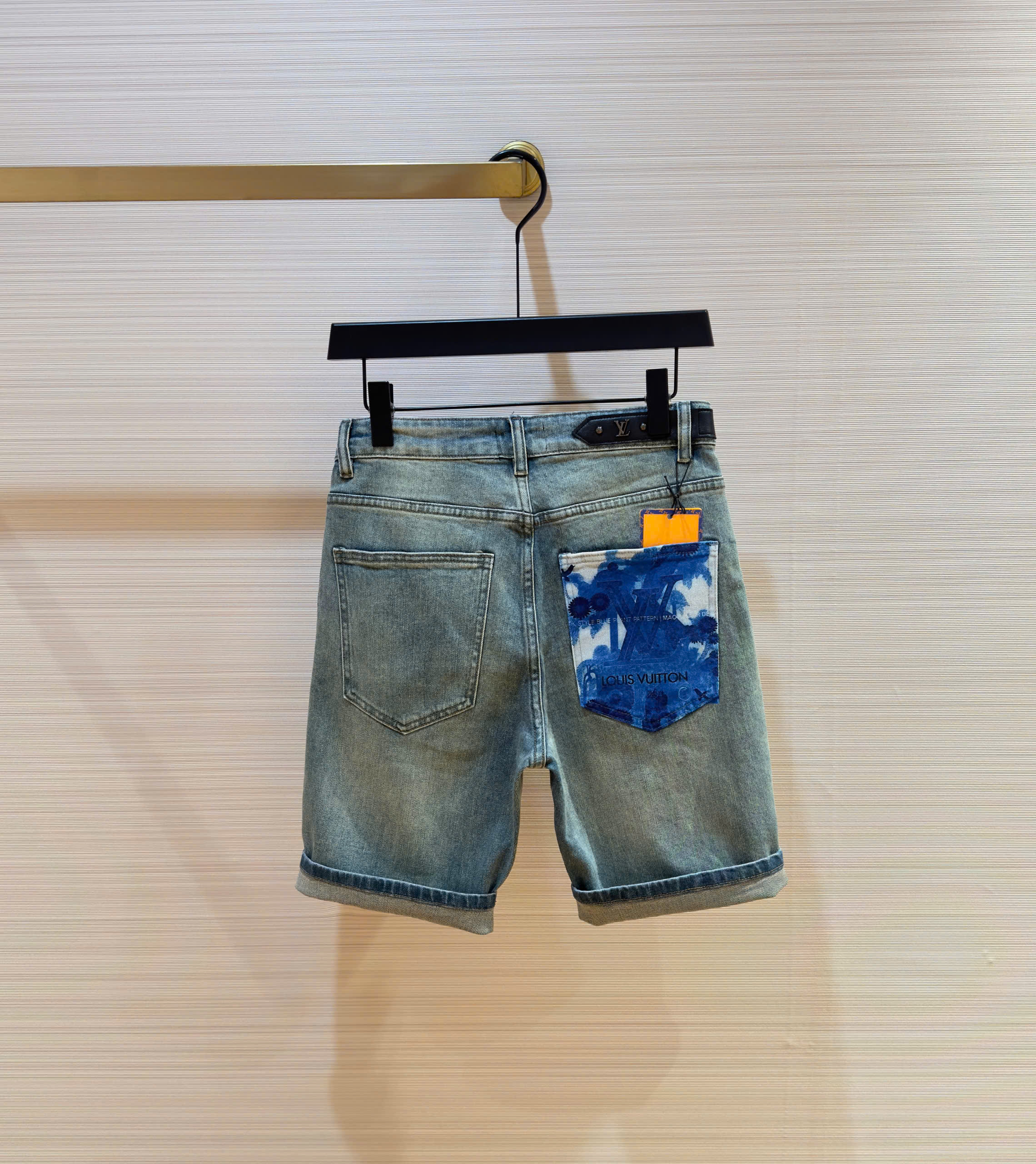 Quần short jean Louis Vuitton LV Xanh họa tiết logo loang Trắng túi sau Like Auth 1-1 on web DDT
