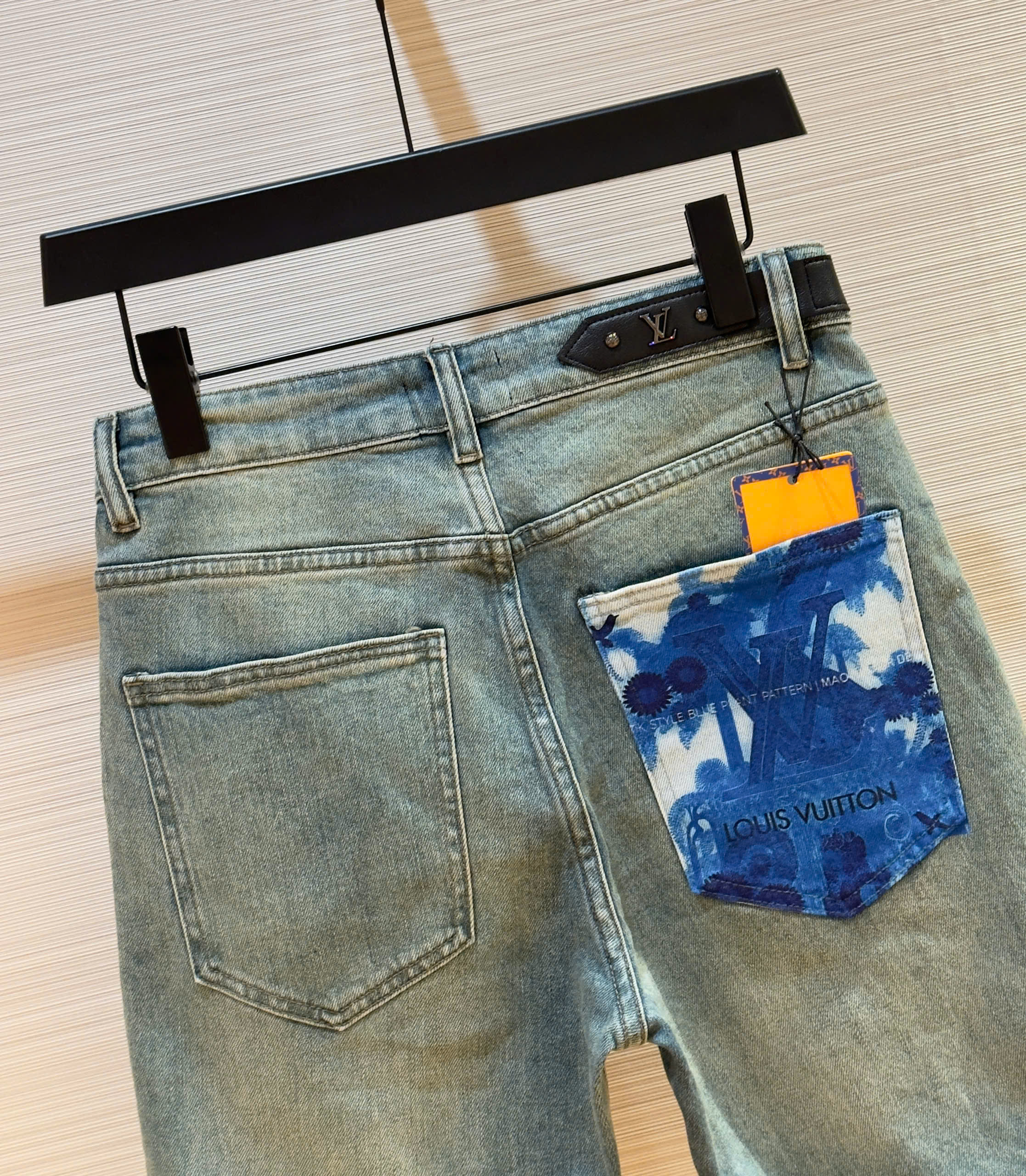 Quần short jean Louis Vuitton LV Xanh họa tiết logo loang Trắng túi sau Like Auth 1-1 on web DDT