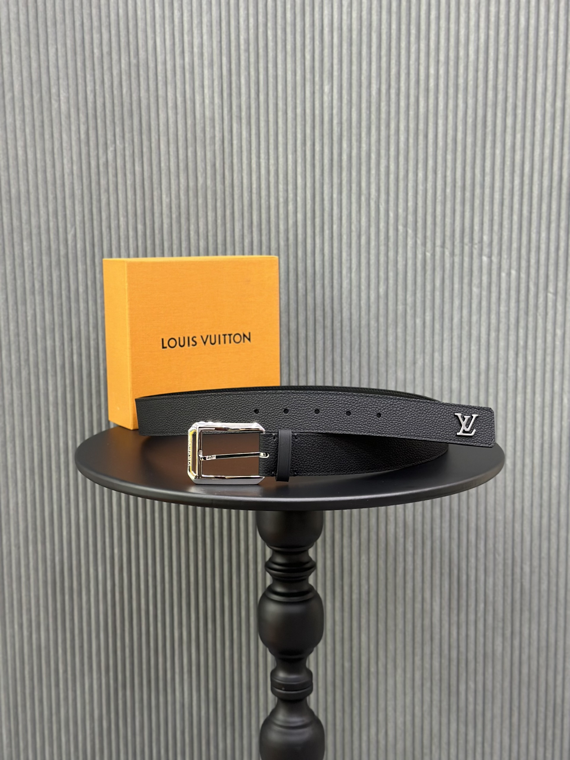 Thắt lưng, dây nịt, belt Louis Vuitton LV Đen sần logo mặt móc cài vuông size 85-105cm Like Auth 1-1 on web fullbox VTN