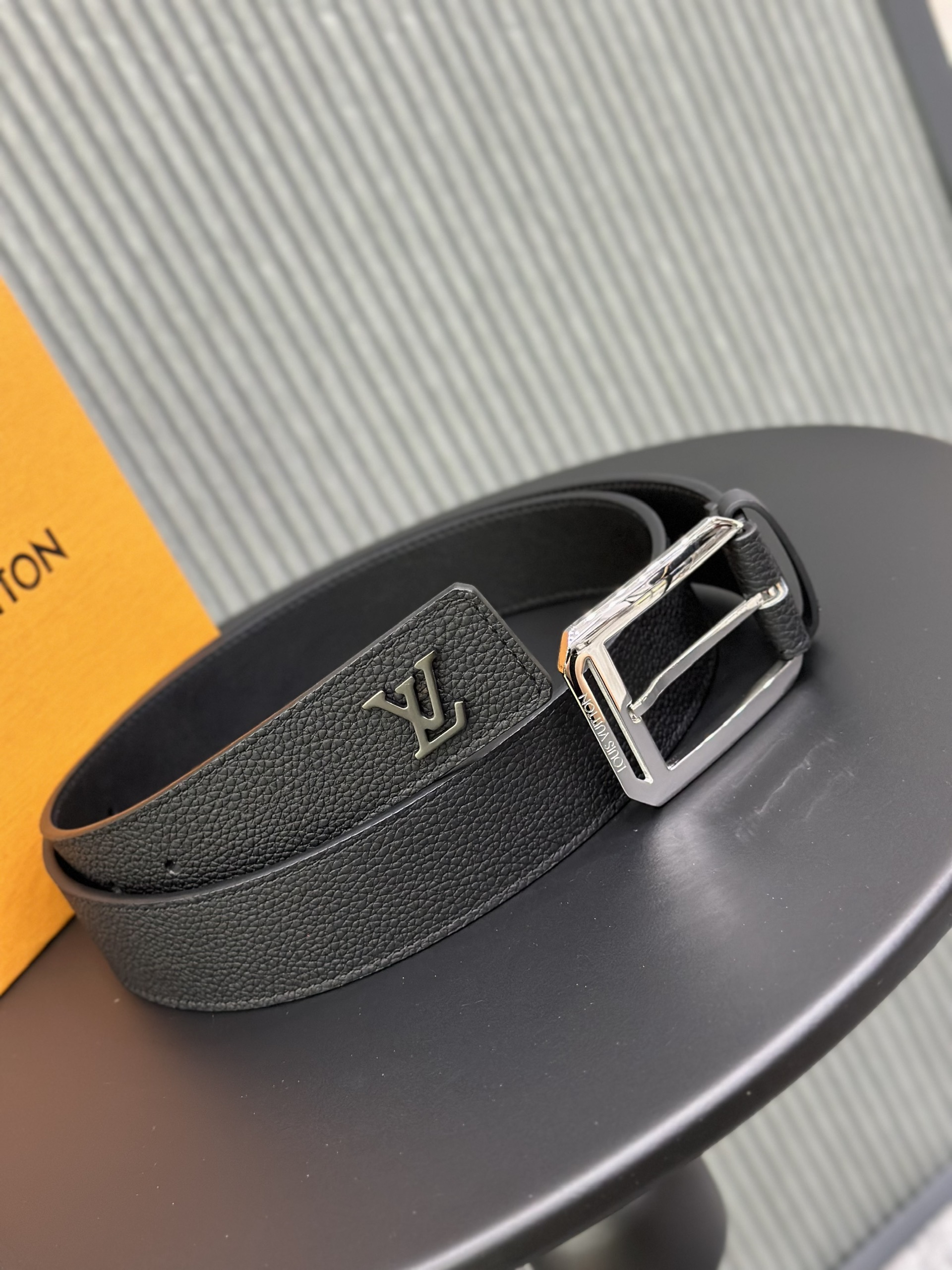 Thắt lưng, dây nịt, belt Louis Vuitton LV Đen sần logo mặt móc cài vuông size 85-105cm Like Auth 1-1 on web fullbox VTN