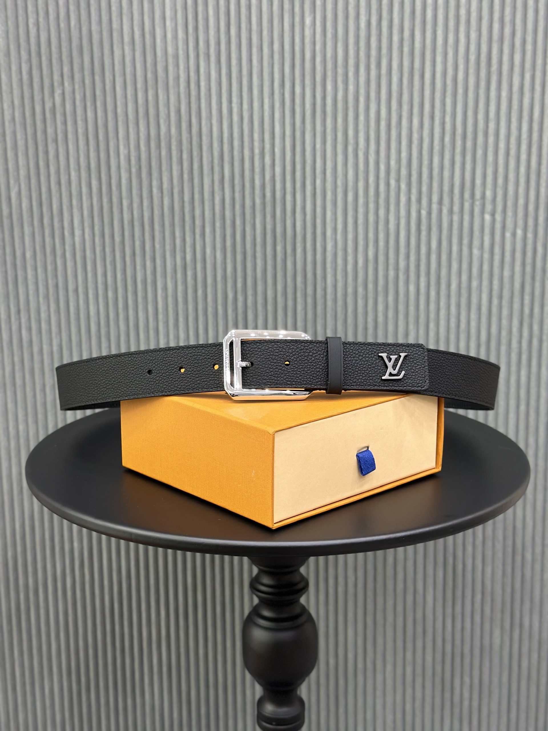 Thắt lưng, dây nịt, belt Louis Vuitton LV Đen sần logo mặt móc cài vuông size 85-105cm Like Auth 1-1 on web fullbox VTN