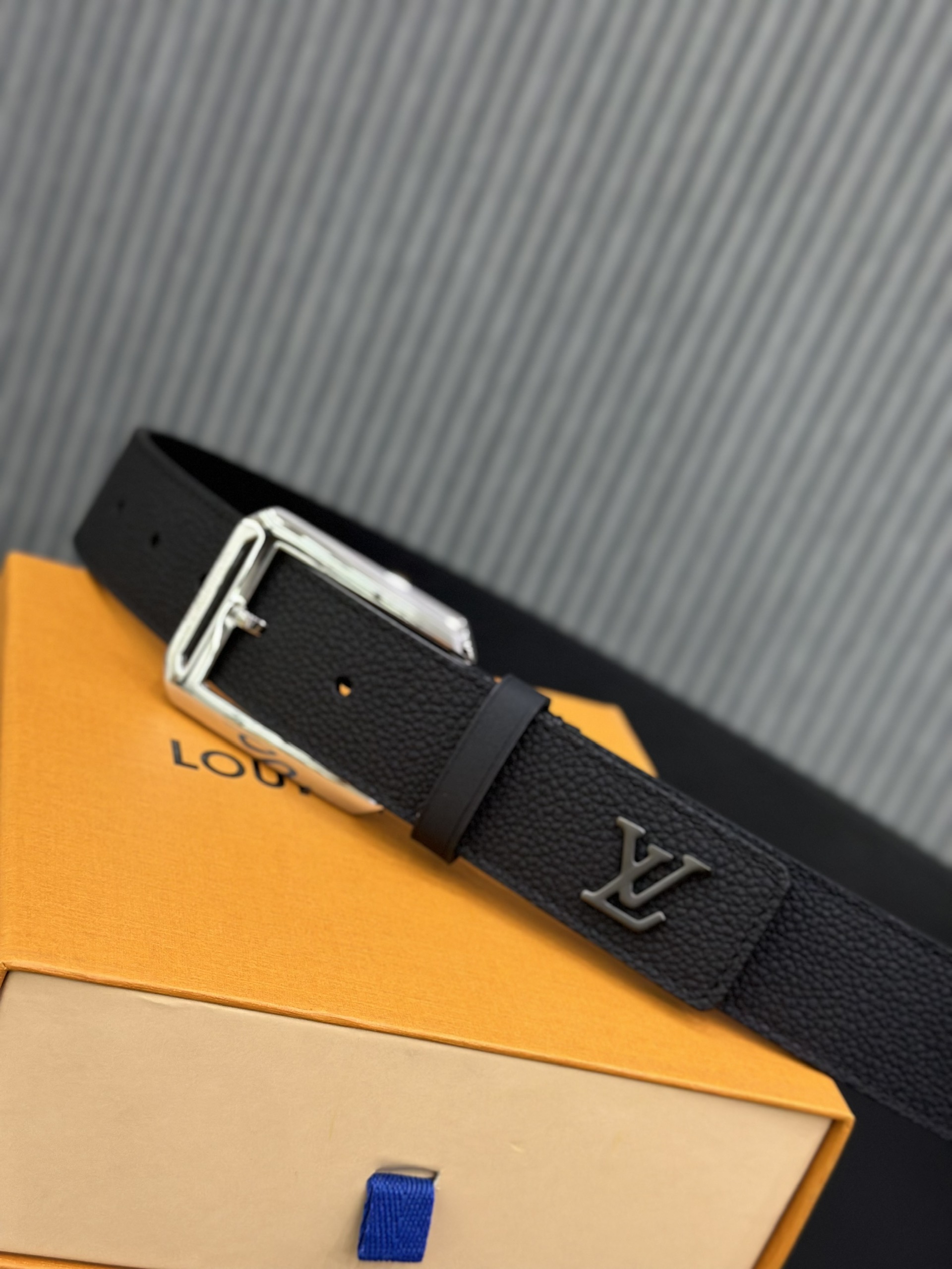 Thắt lưng, dây nịt, belt Louis Vuitton LV Đen sần logo mặt móc cài vuông size 85-105cm Like Auth 1-1 on web fullbox VTN