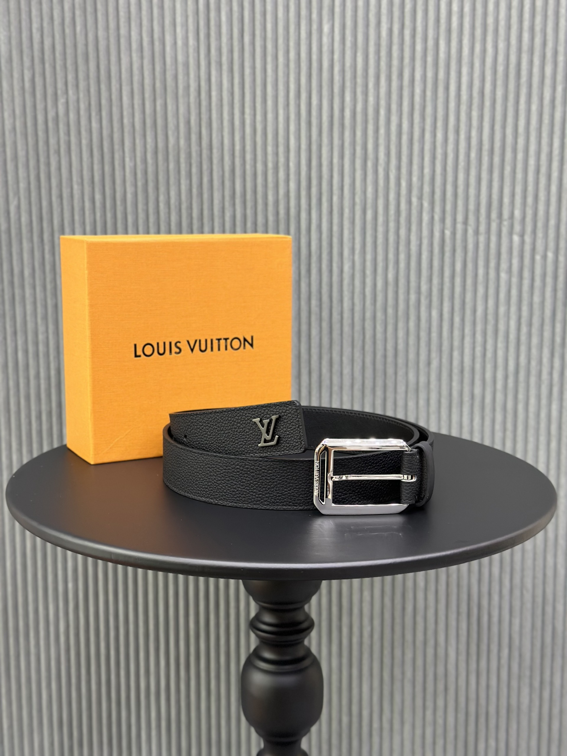 Thắt lưng, dây nịt, belt Louis Vuitton LV Đen sần logo mặt móc cài vuông size 85-105cm Like Auth 1-1 on web fullbox VTN