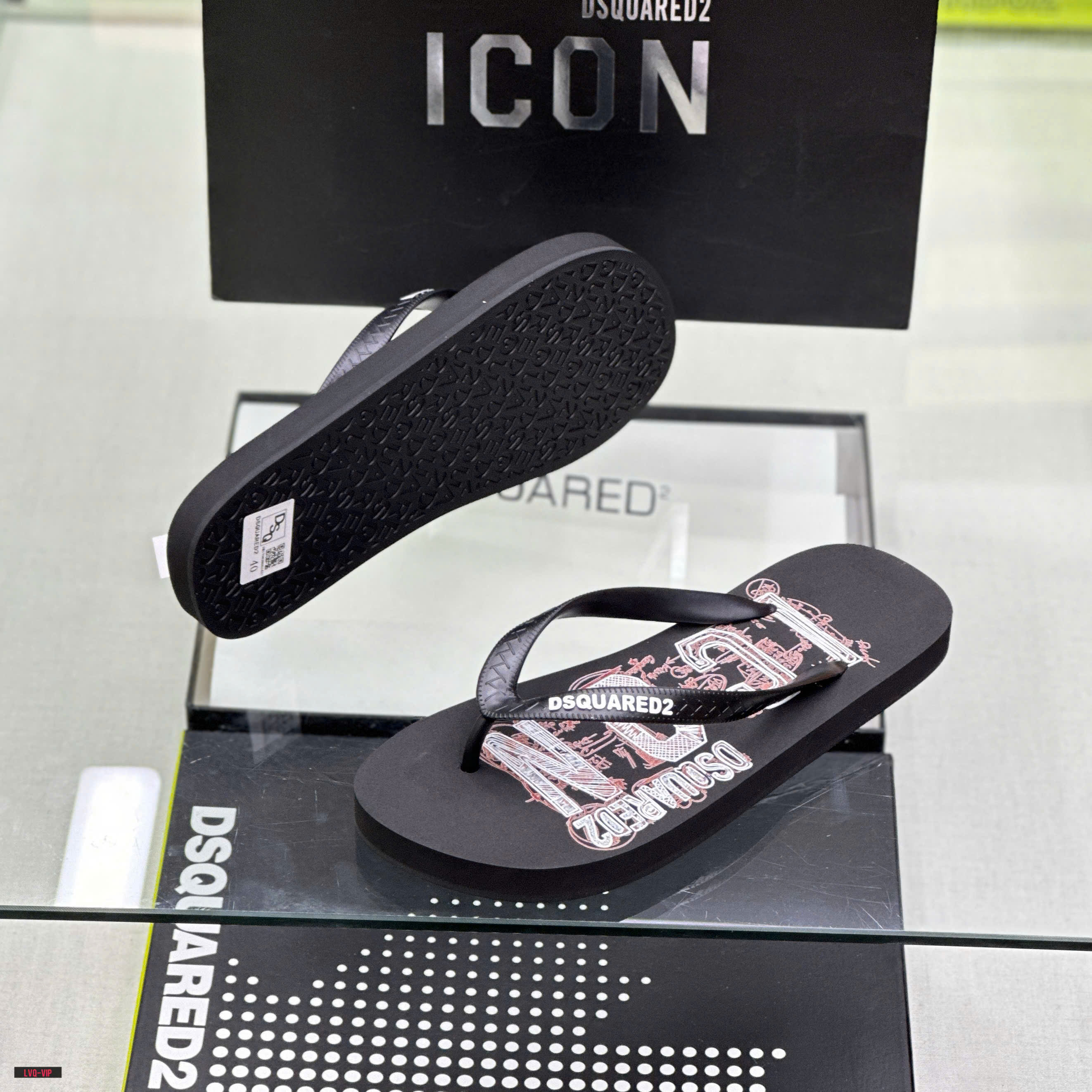 Dép tông, xỏ ngón Dsquared2 DSQ2 Đen họa tiết Đỏ chữ Trắng Like Auth on web fullbox bill thẻ LVQ