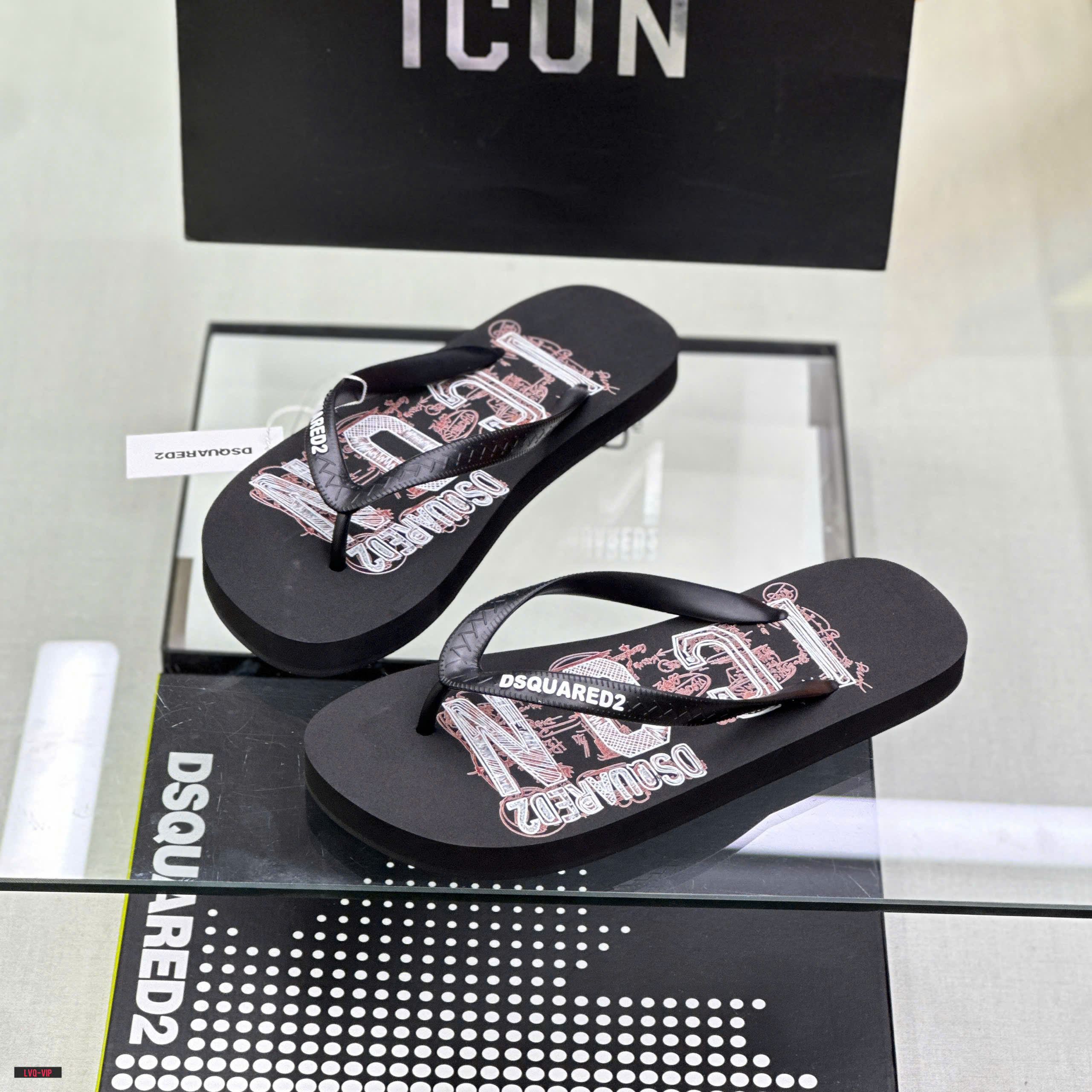 Dép tông, xỏ ngón Dsquared2 DSQ2 Đen họa tiết Đỏ chữ Trắng Like Auth on web fullbox bill thẻ LVQ