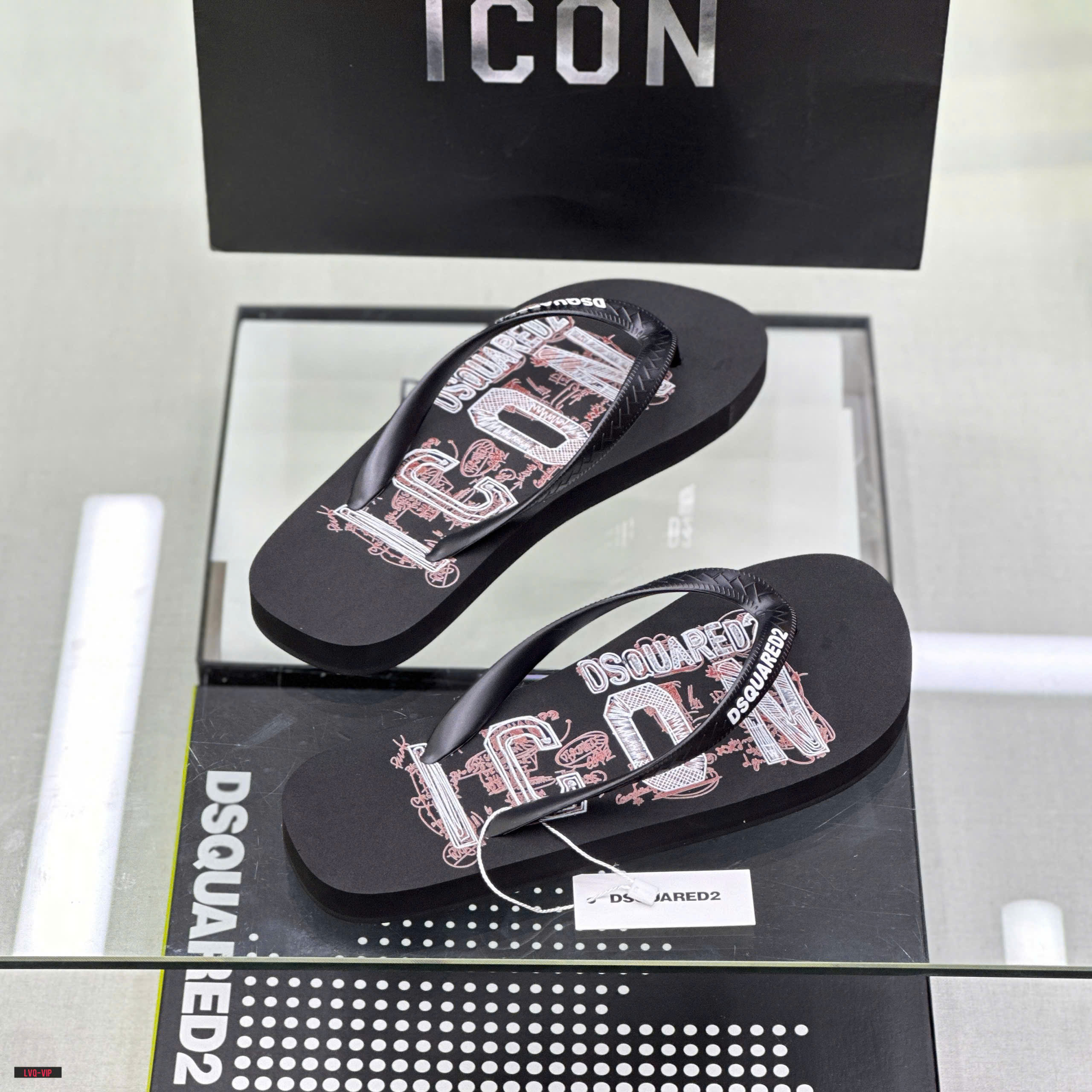 Dép tông, xỏ ngón Dsquared2 DSQ2 Đen họa tiết Đỏ chữ Trắng Like Auth on web fullbox bill thẻ LVQ