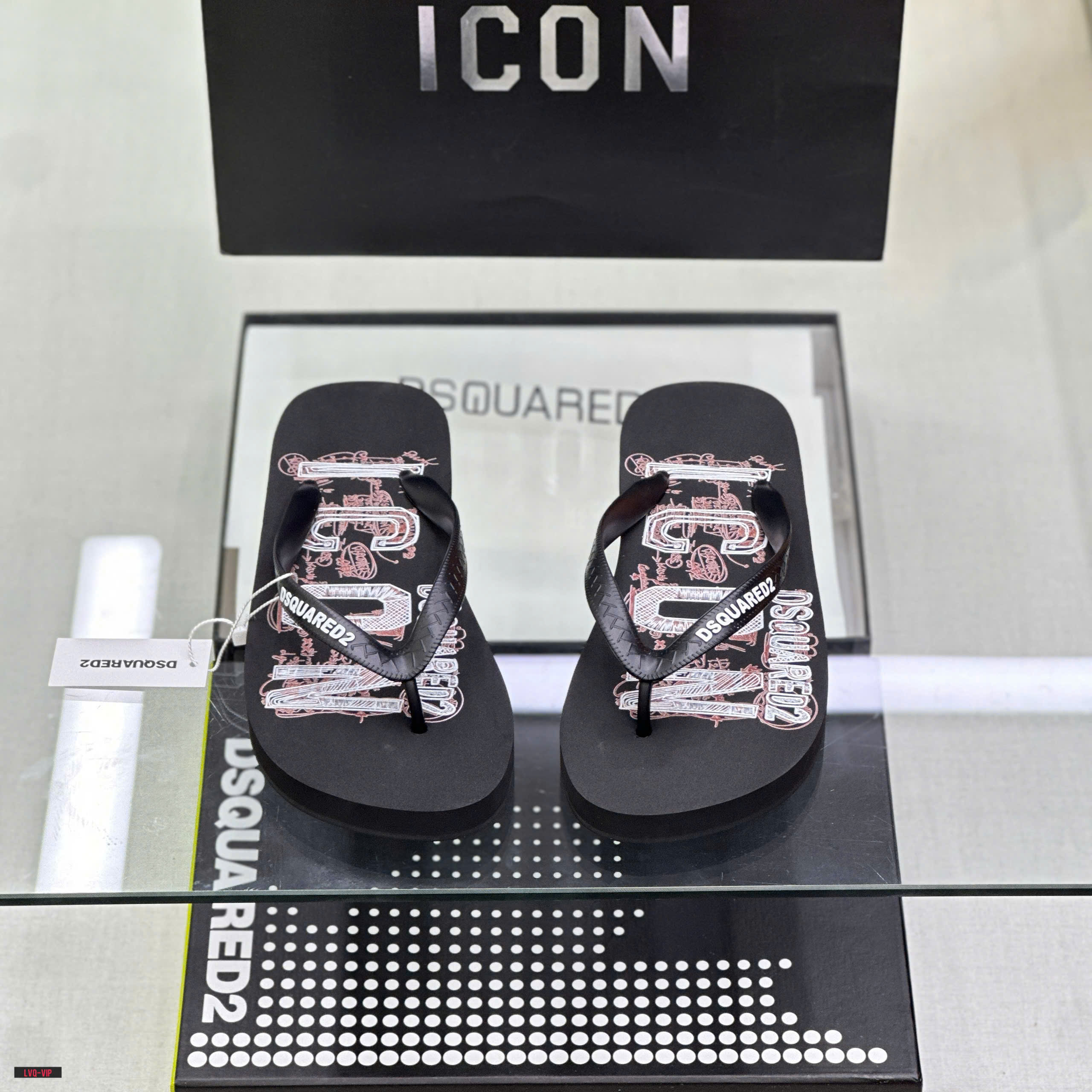 Dép tông, xỏ ngón Dsquared2 DSQ2 Đen họa tiết Đỏ chữ Trắng Like Auth on web fullbox bill thẻ LVQ