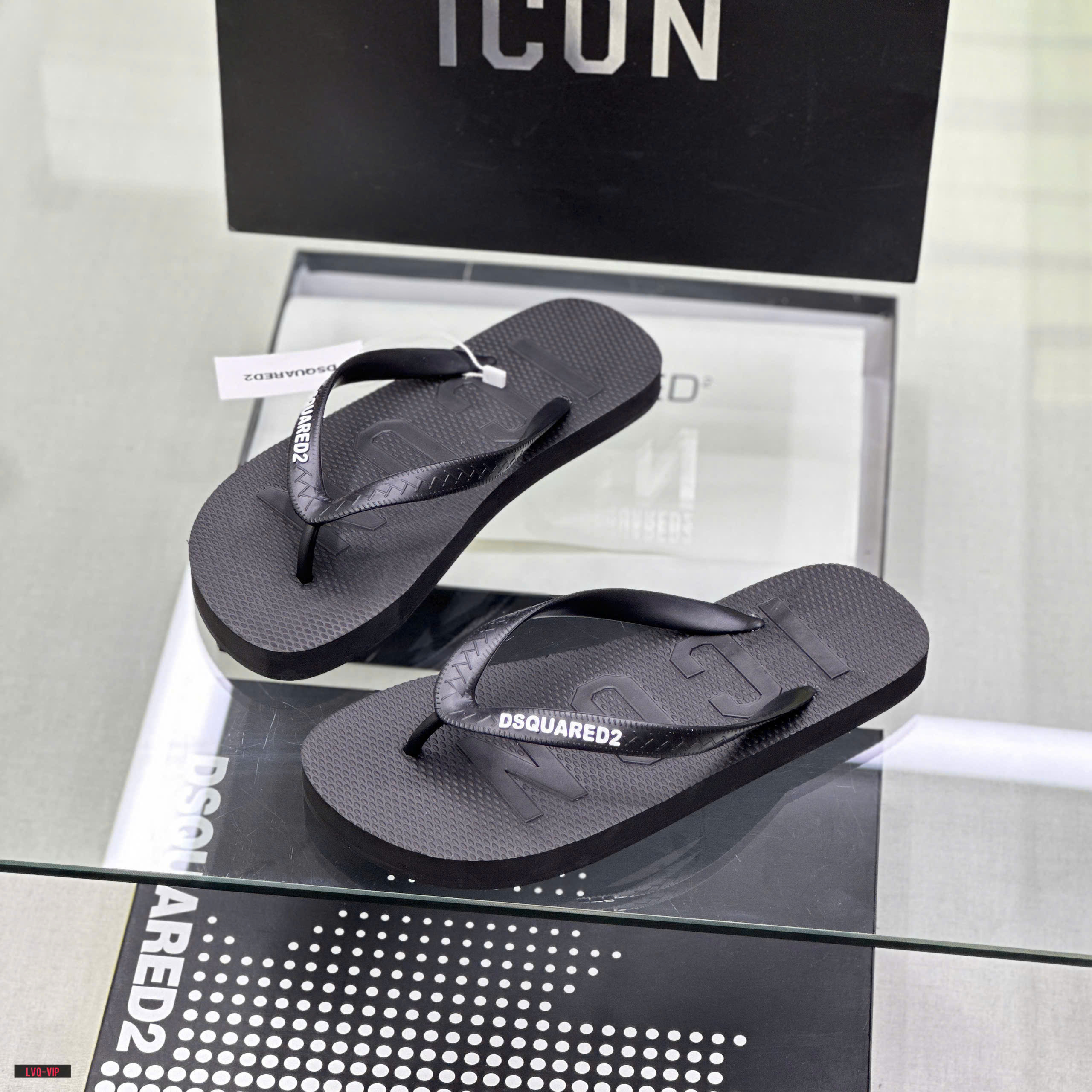 Dép tông, xỏ ngón Dsquared2 DSQ2 Đen logo chữ Icon dập chìm đế Like Auth on web fullbox bill thẻ LVQ