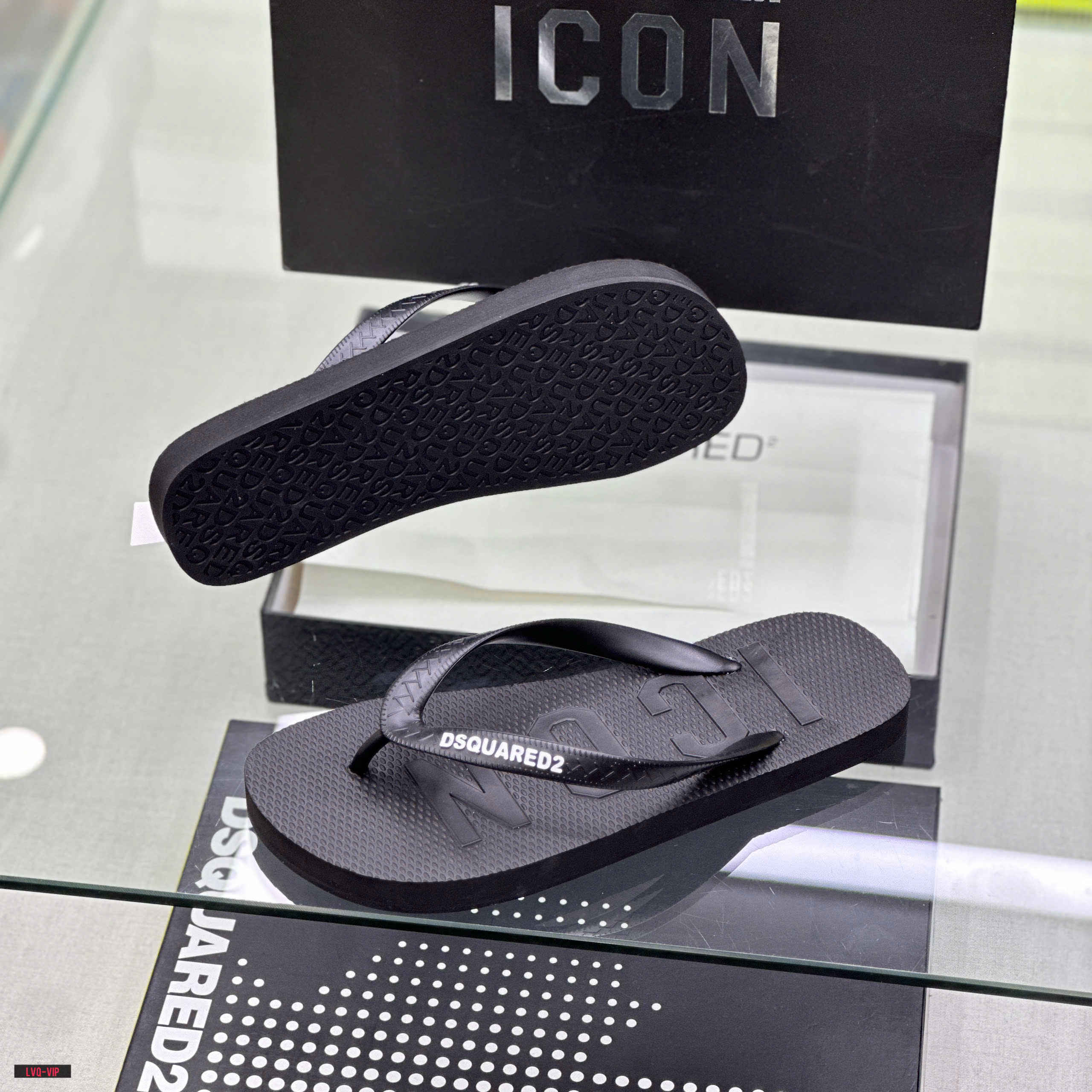 Dép tông, xỏ ngón Dsquared2 DSQ2 Đen logo chữ Icon dập chìm đế Like Auth on web fullbox bill thẻ LVQ