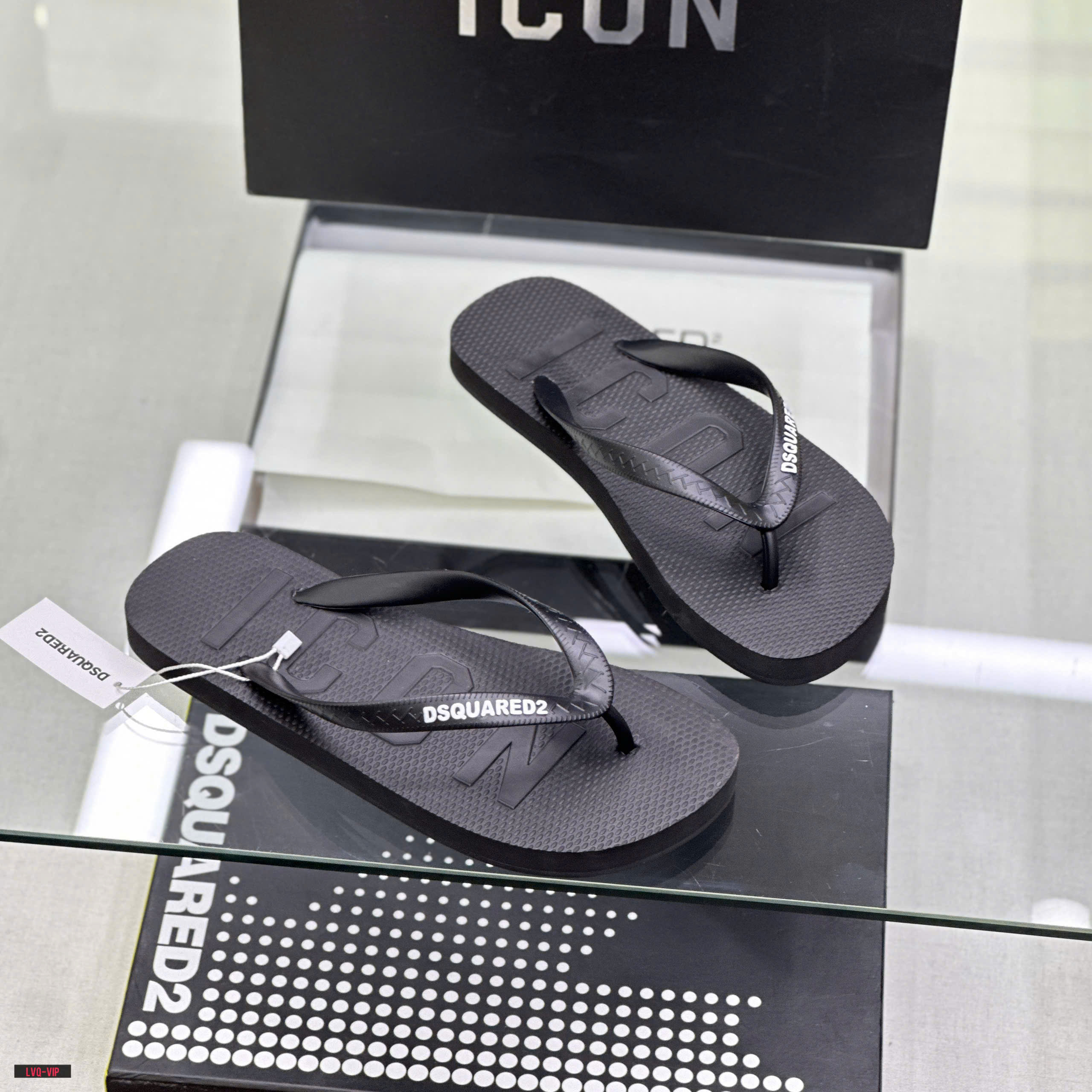Dép tông, xỏ ngón Dsquared2 DSQ2 Đen logo chữ Icon dập chìm đế Like Auth on web fullbox bill thẻ LVQ