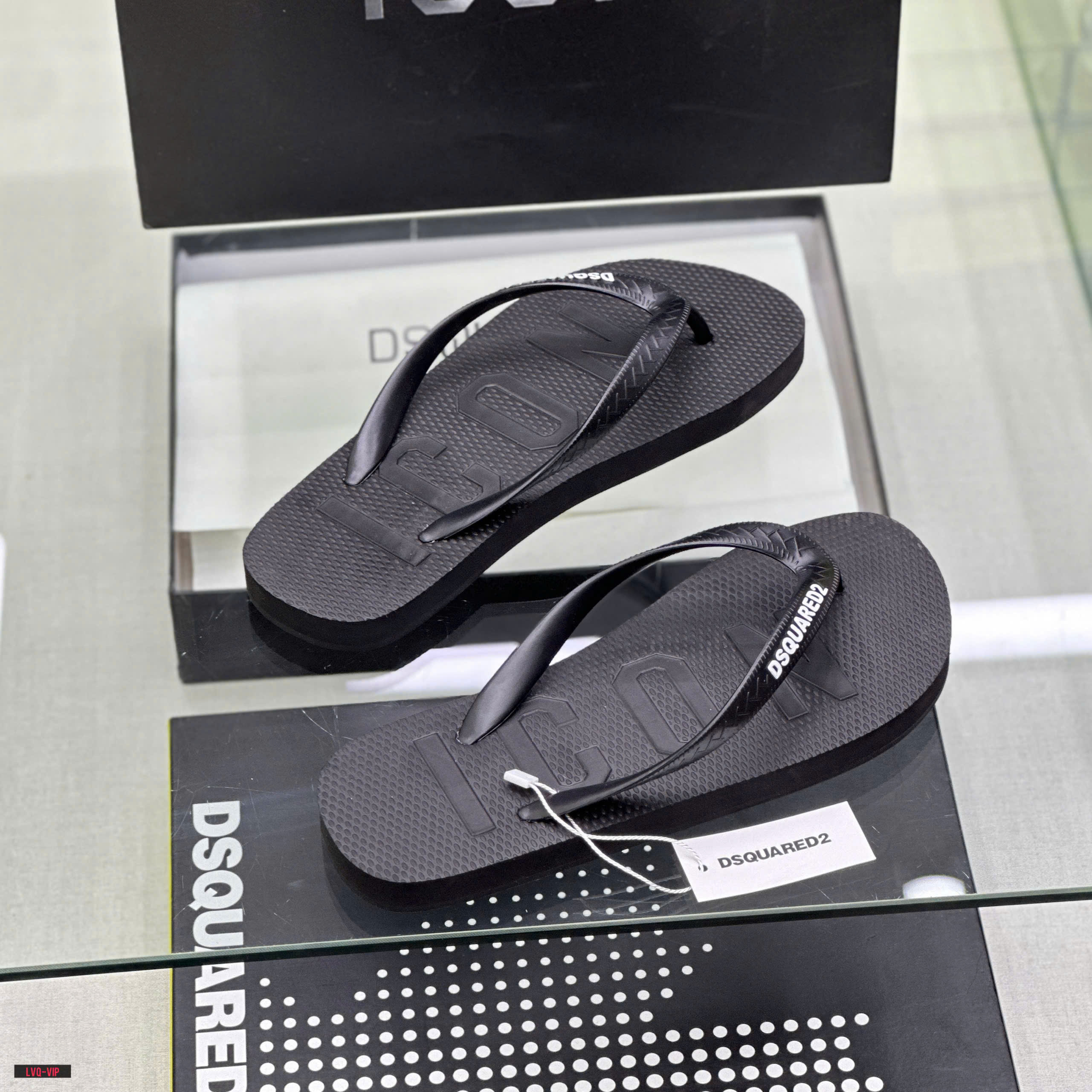 Dép tông, xỏ ngón Dsquared2 DSQ2 Đen logo chữ Icon dập chìm đế Like Auth on web fullbox bill thẻ LVQ