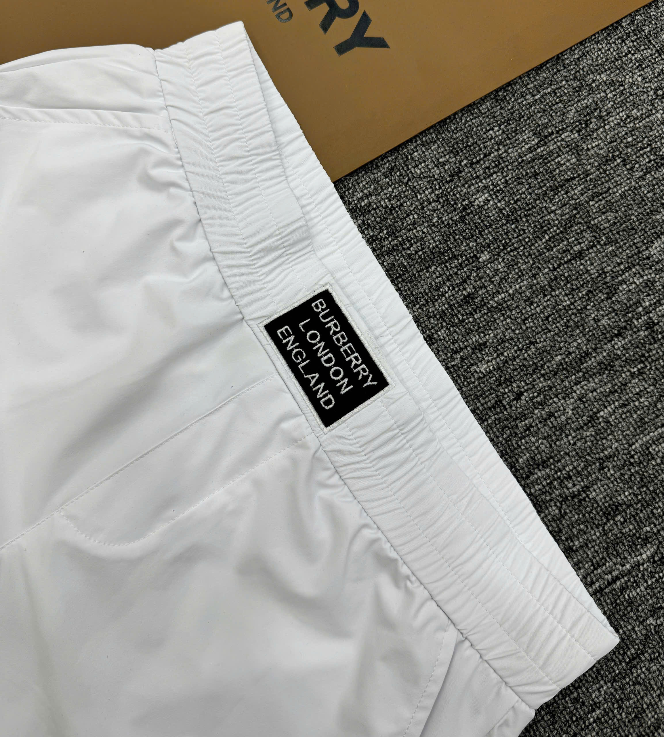 Quần short gió Burberry BBR trơn logo tag vuông thêu cạp Like Auth 1-1 on web MK