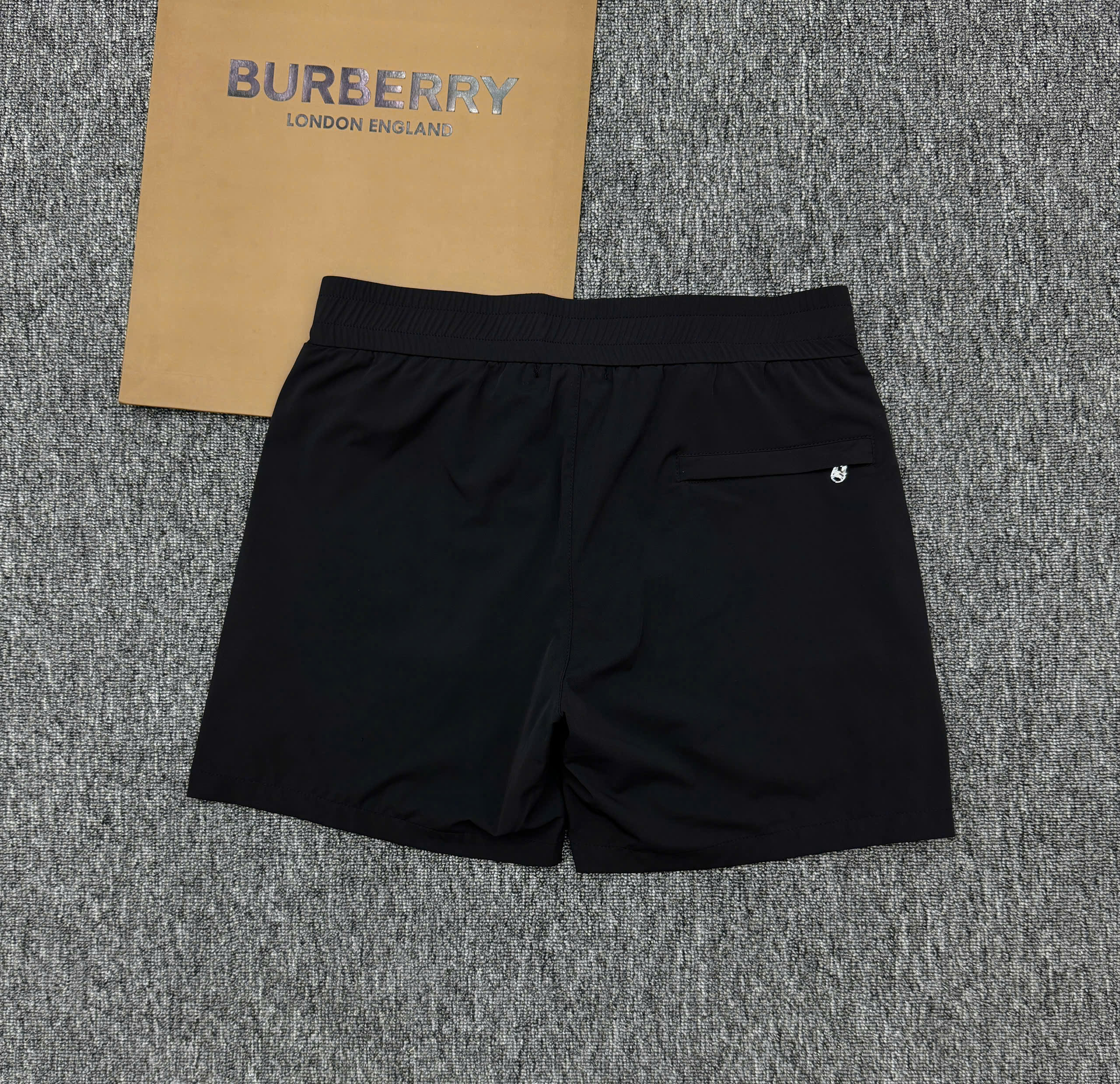 Quần short gió Burberry BBR trơn logo tag vuông thêu cạp Like Auth 1-1 on web MK