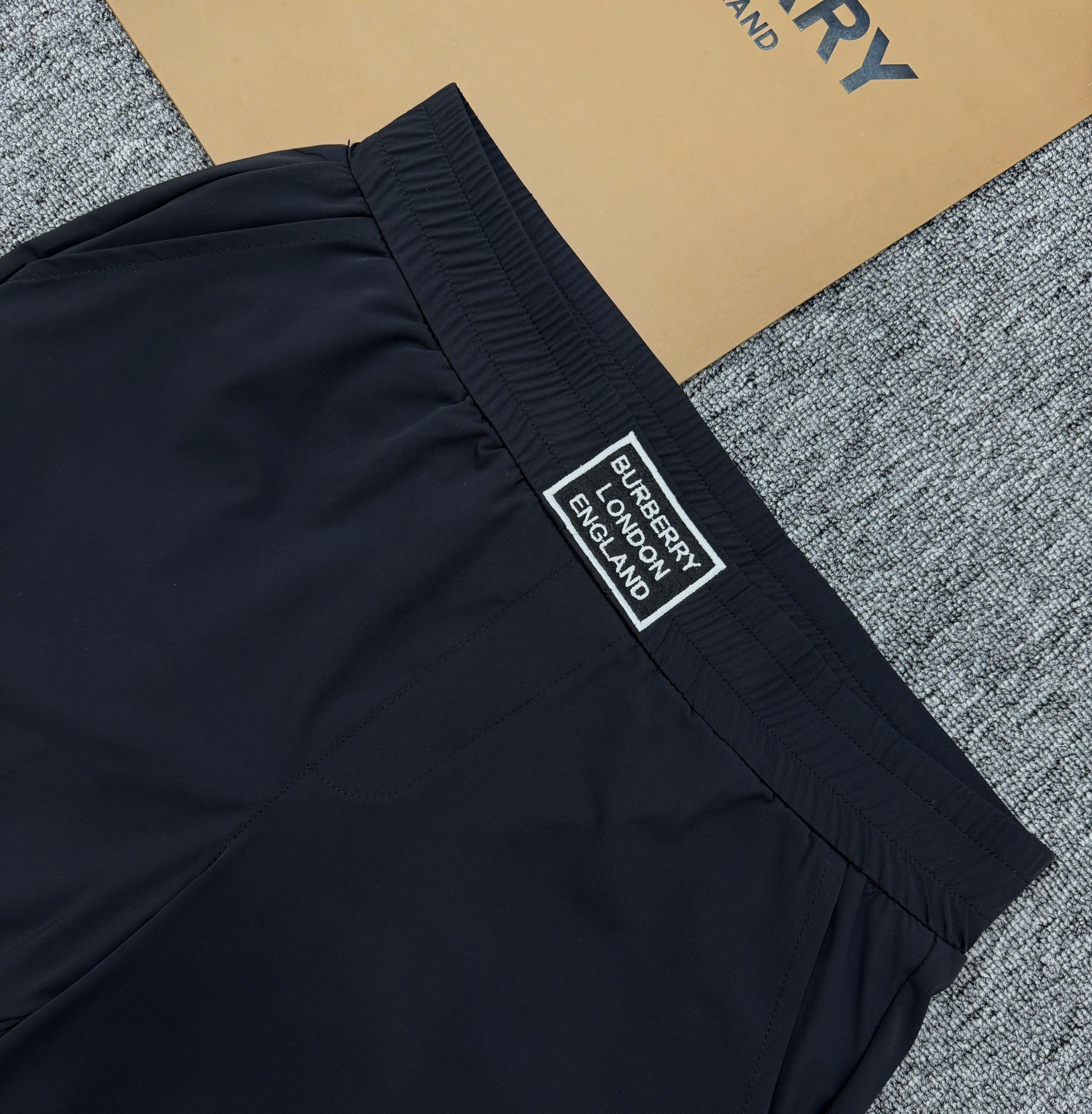 Quần short gió Burberry BBR trơn logo tag vuông thêu cạp Like Auth 1-1 on web MK