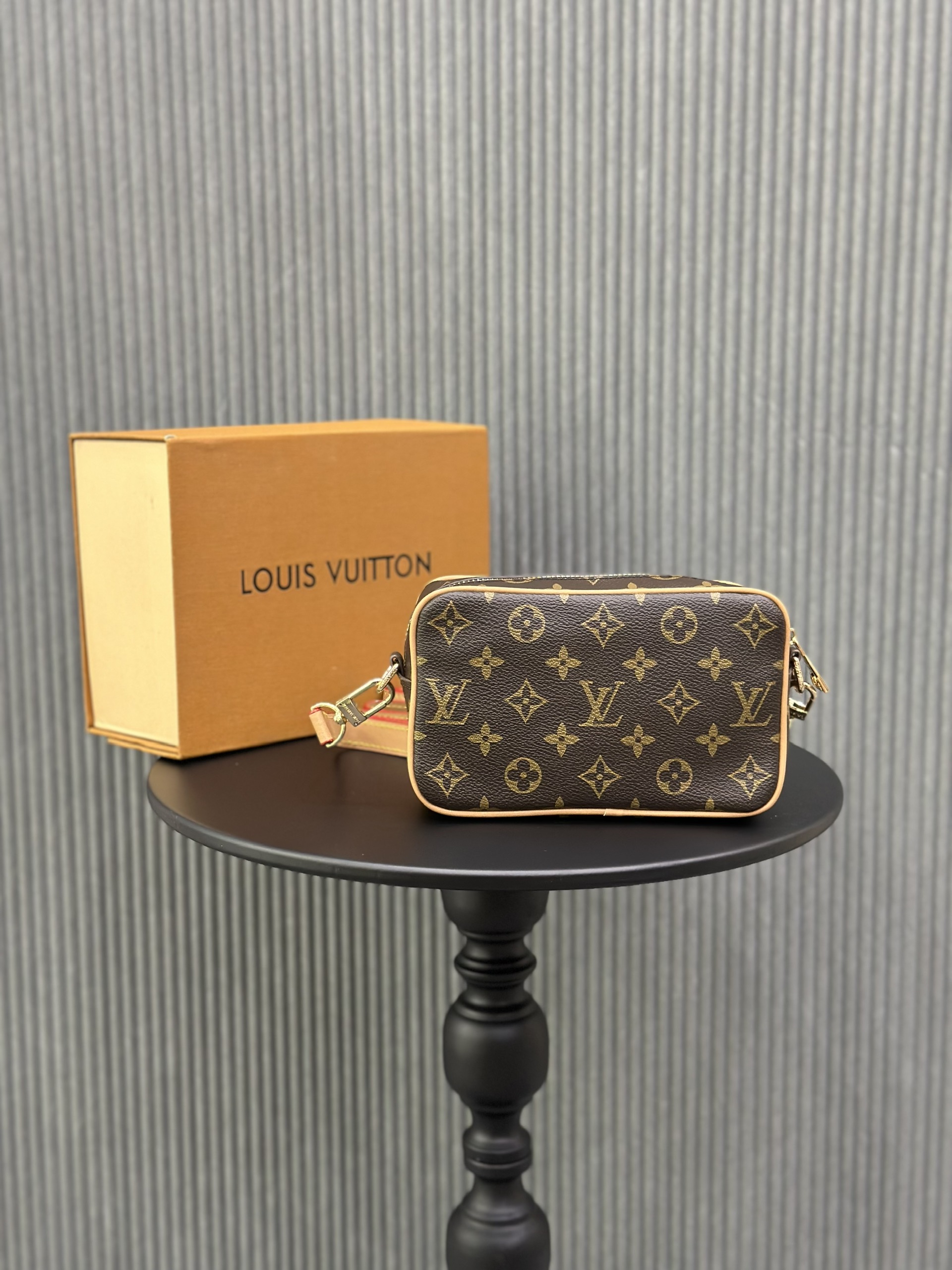Túi đeo chéo Louis Vuitton LV họa tiết hoa vân logo LV viền da Like Auth on web fullbox bill thẻ VTN