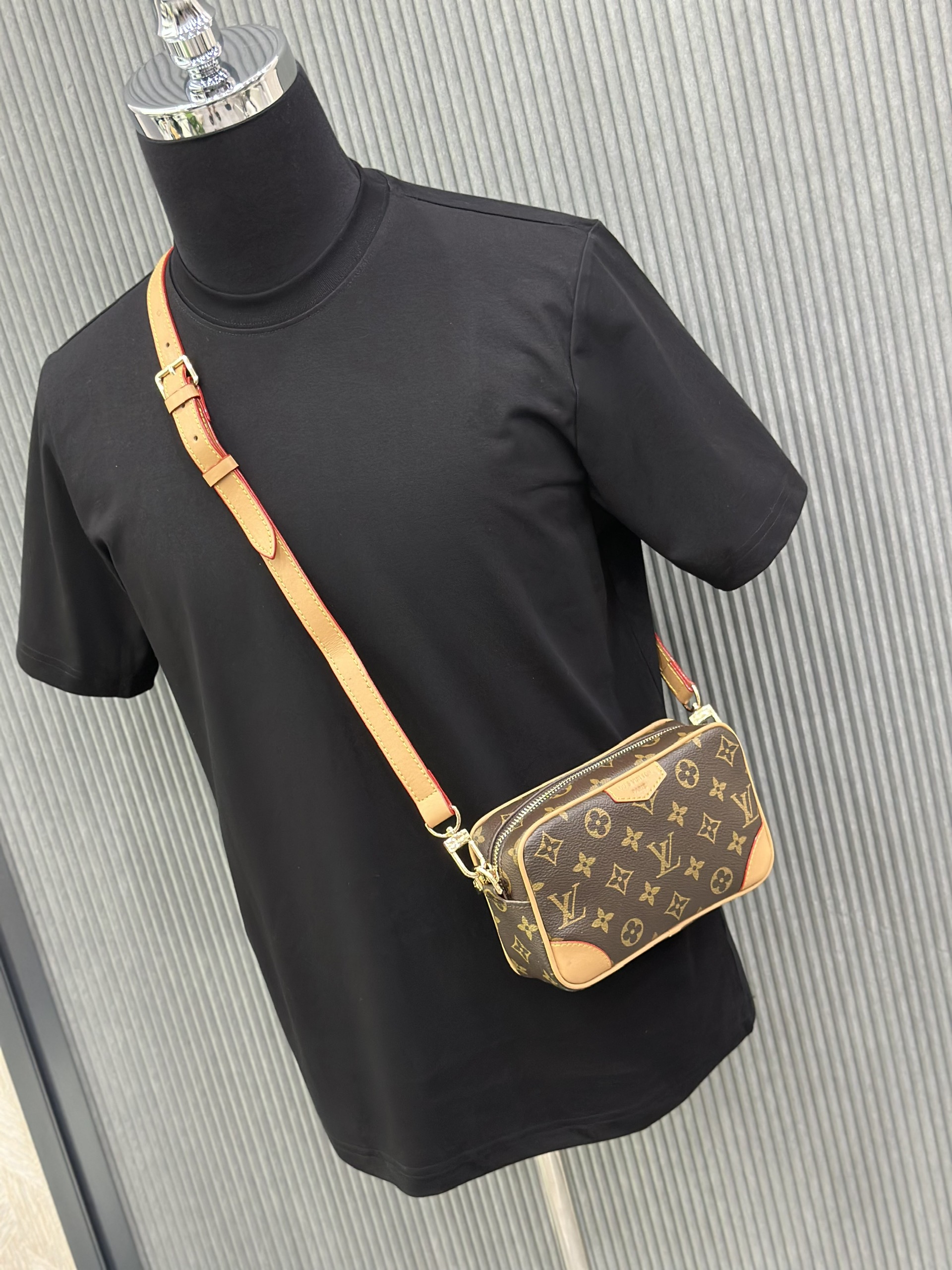 Túi đeo chéo Louis Vuitton LV họa tiết hoa vân logo LV viền da Like Auth on web fullbox bill thẻ VTN