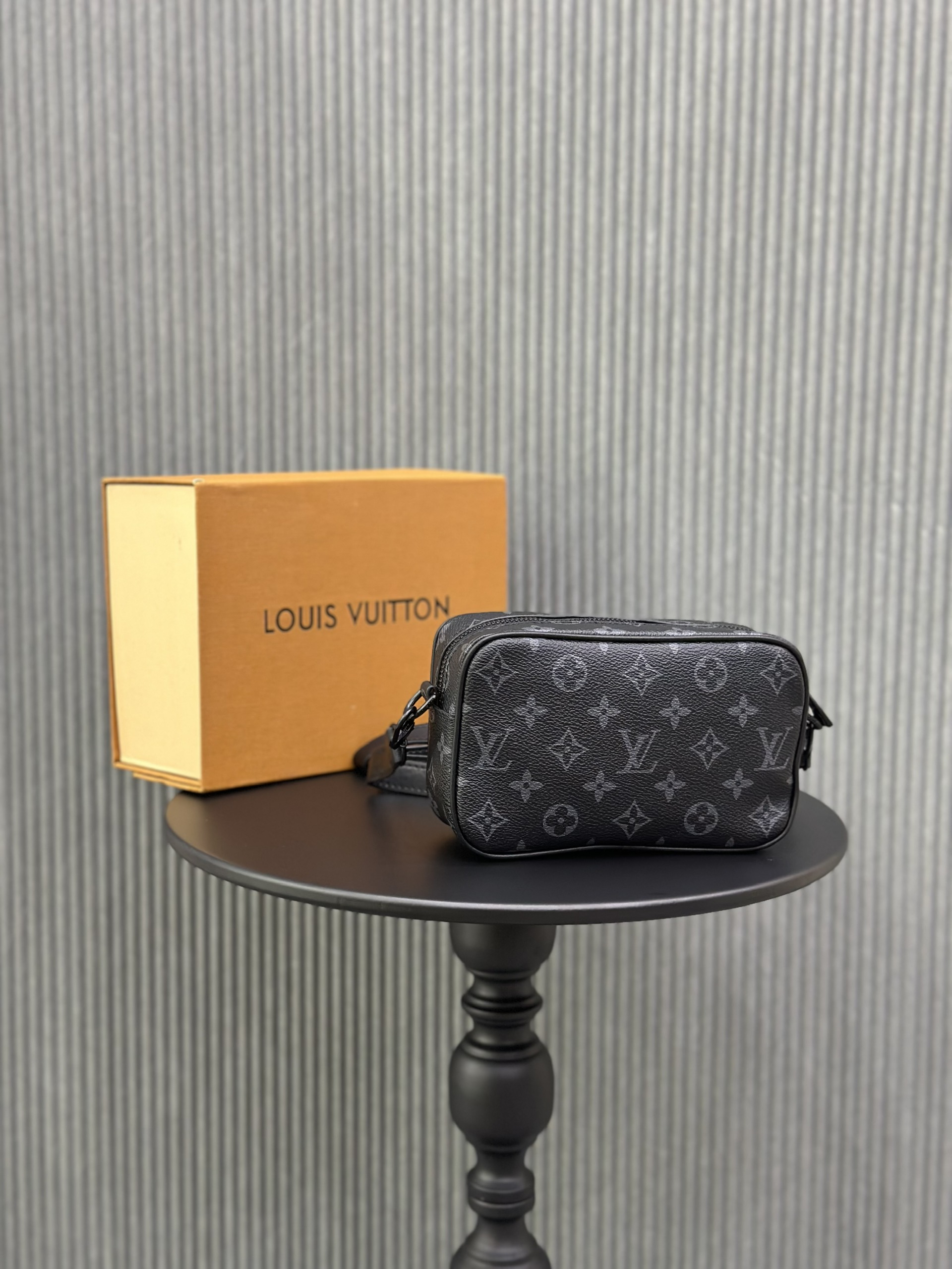 Túi đeo chéo Louis Vuitton LV họa tiết hoa vân logo LV viền da Like Auth on web fullbox bill thẻ VTN