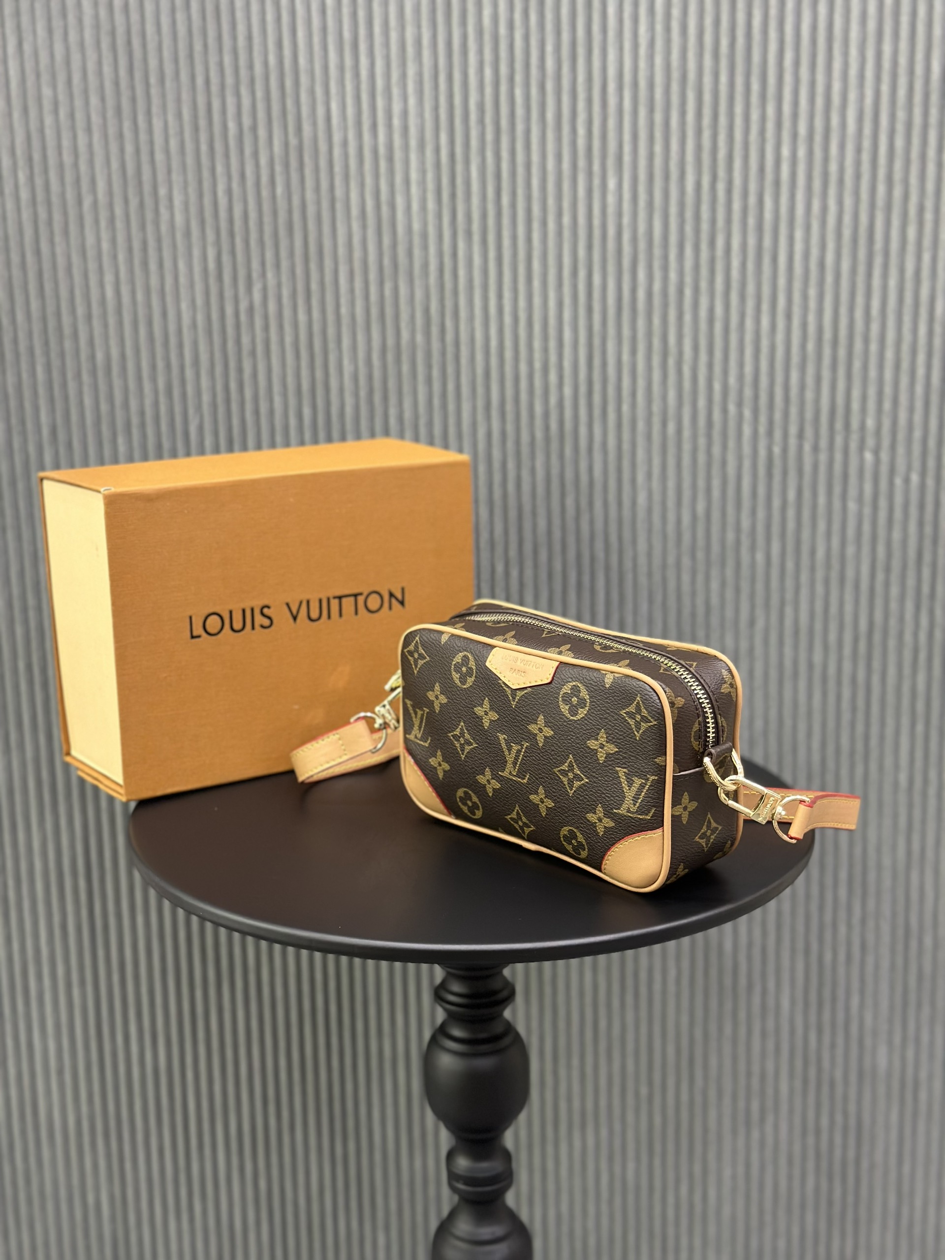 Túi đeo chéo Louis Vuitton LV họa tiết hoa vân logo LV viền da Like Auth on web fullbox bill thẻ VTN