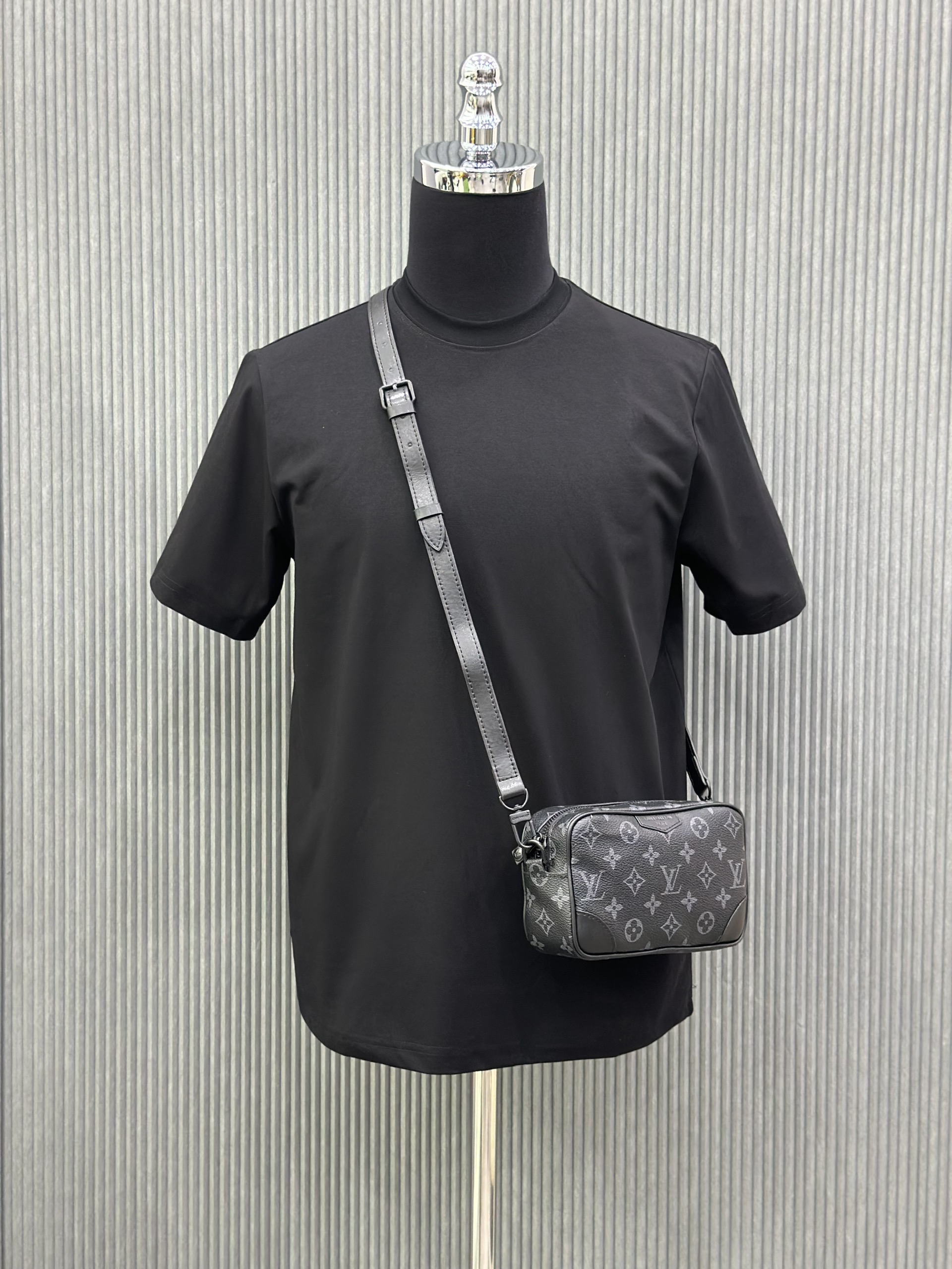 Túi đeo chéo Louis Vuitton LV họa tiết hoa vân logo LV viền da Like Auth on web fullbox bill thẻ VTN