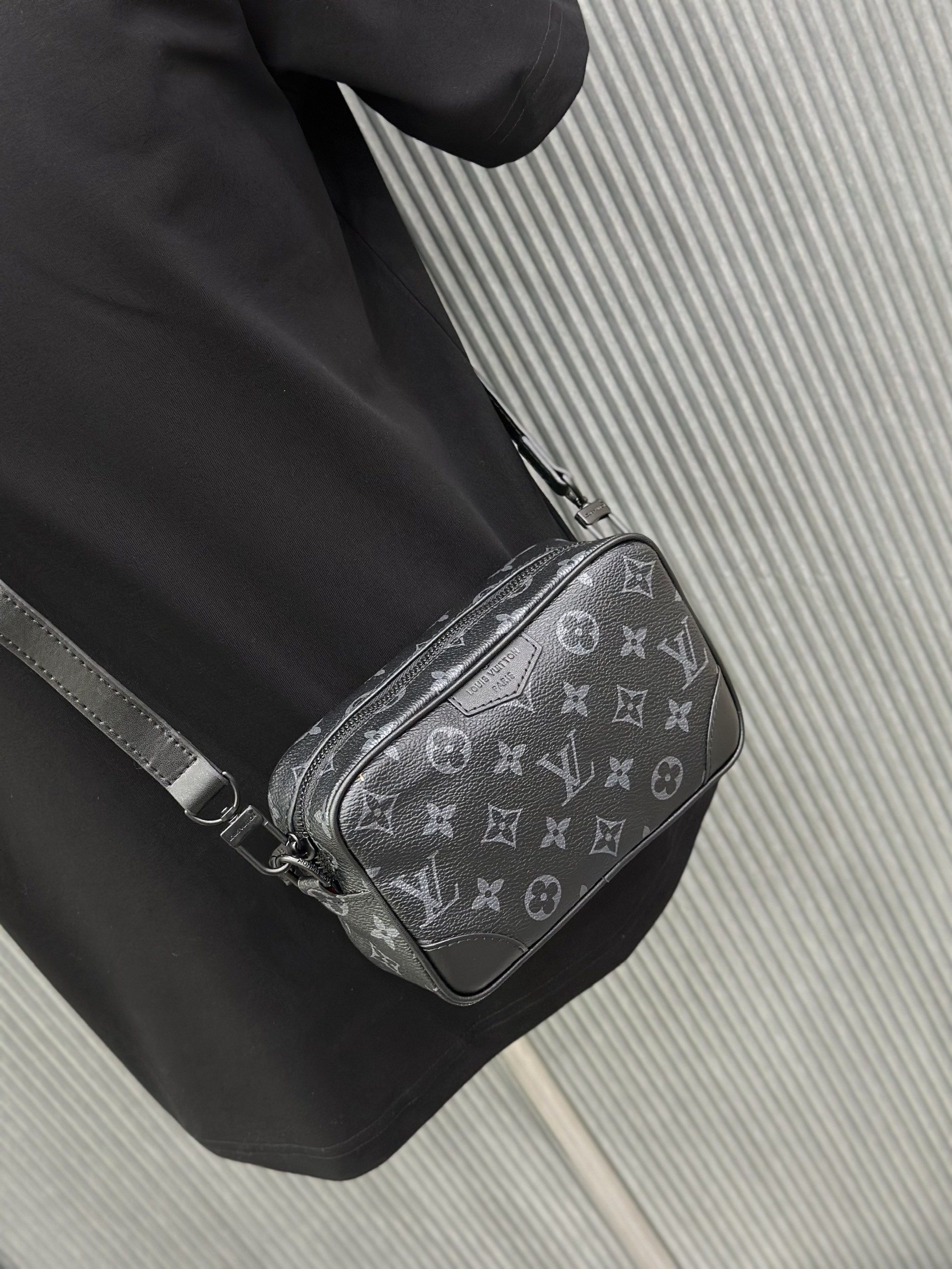 Túi đeo chéo Louis Vuitton LV họa tiết hoa vân logo LV viền da Like Auth on web fullbox bill thẻ VTN