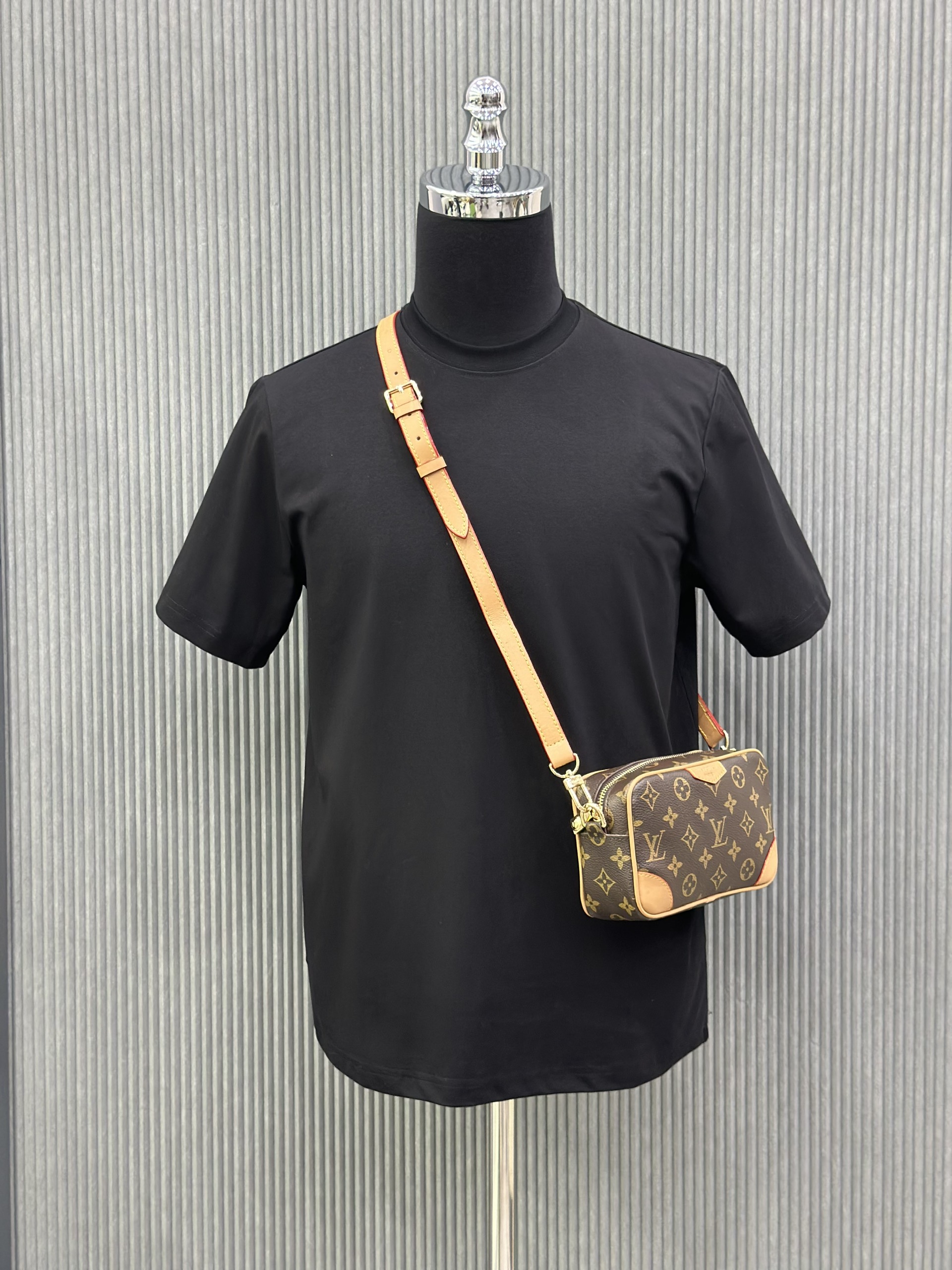 Túi đeo chéo Louis Vuitton LV họa tiết hoa vân logo LV viền da Like Auth on web fullbox bill thẻ VTN