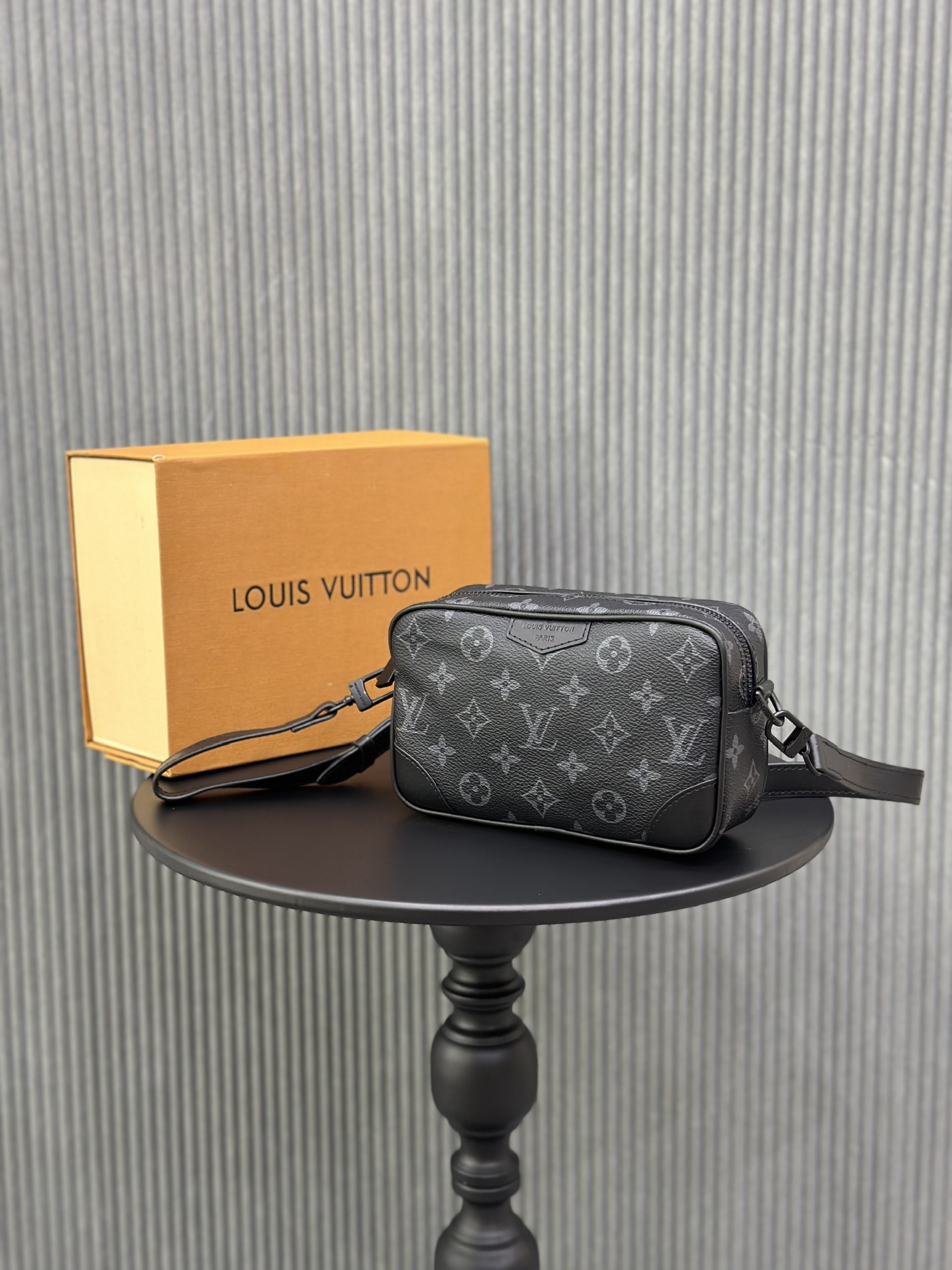 Túi đeo chéo Louis Vuitton LV họa tiết hoa vân logo LV viền da Like Auth on web fullbox bill thẻ VTN