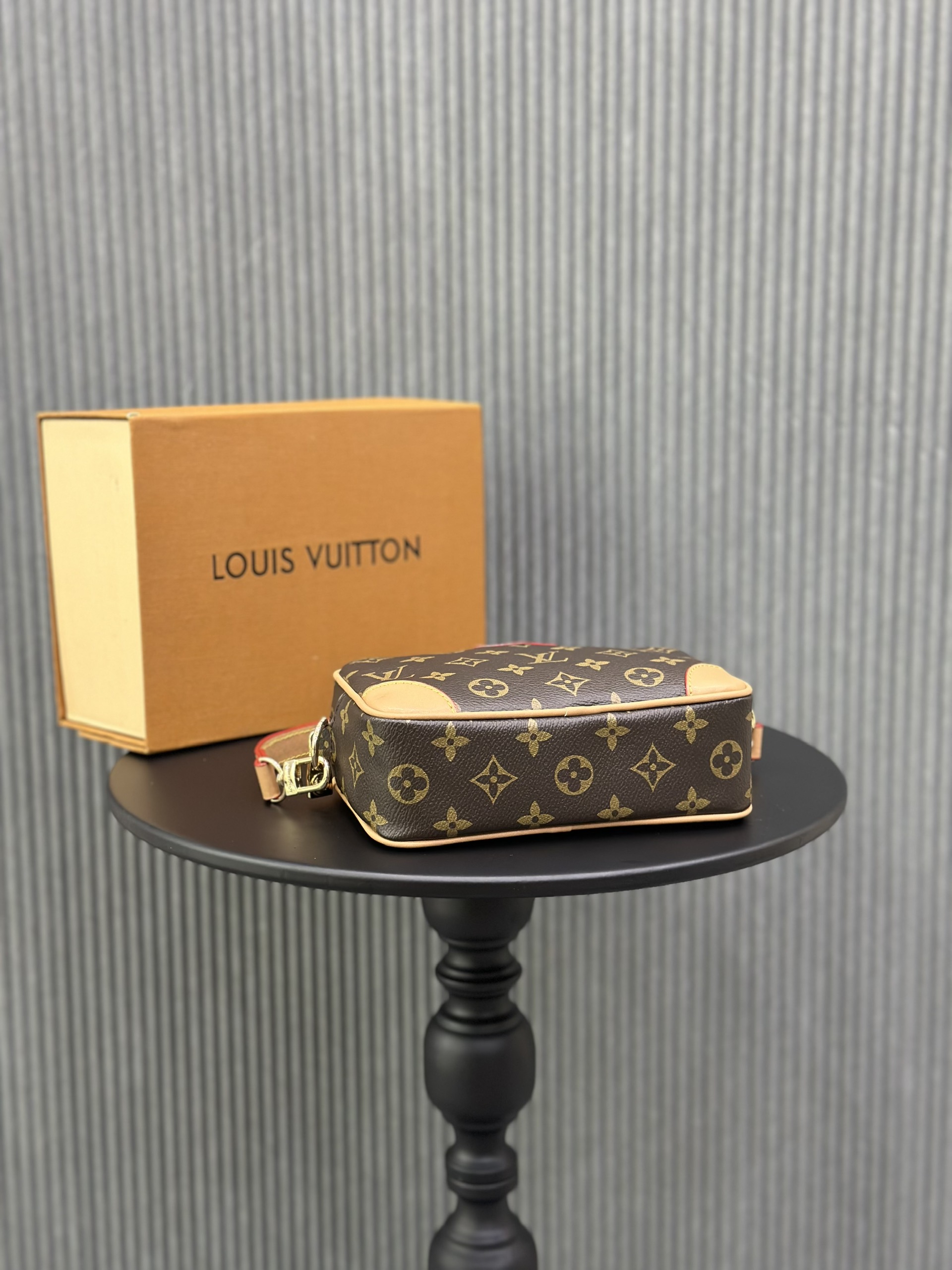 Túi đeo chéo Louis Vuitton LV họa tiết hoa vân logo LV viền da Like Auth on web fullbox bill thẻ VTN