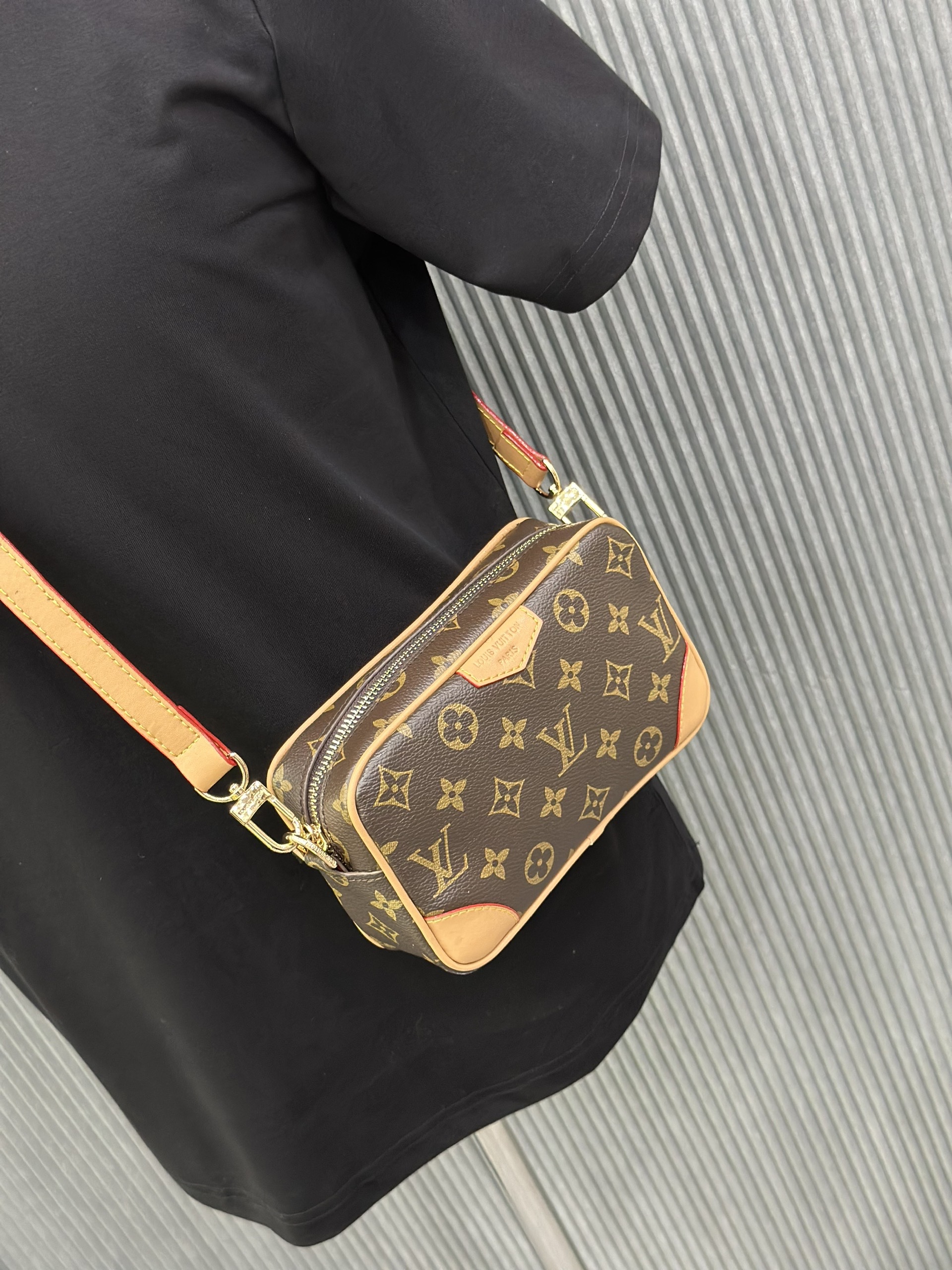Túi đeo chéo Louis Vuitton LV họa tiết hoa vân logo LV viền da Like Auth on web fullbox bill thẻ VTN