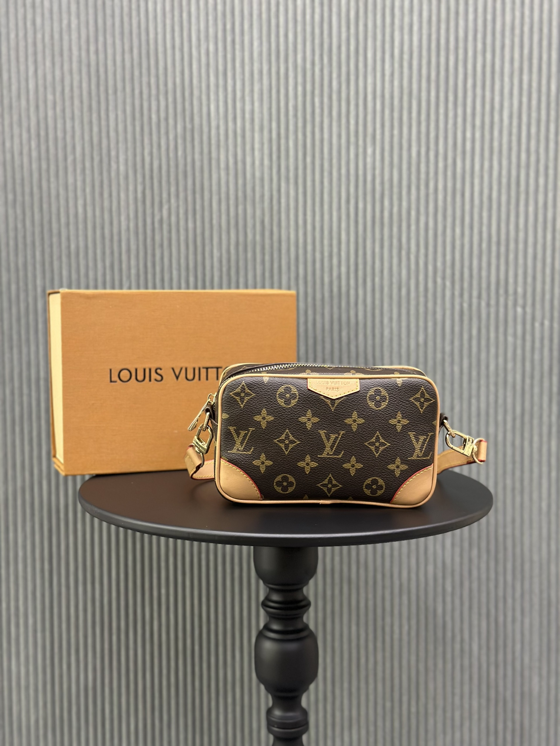 Túi đeo chéo Louis Vuitton LV họa tiết hoa vân logo LV viền da Like Auth on web fullbox bill thẻ VTN